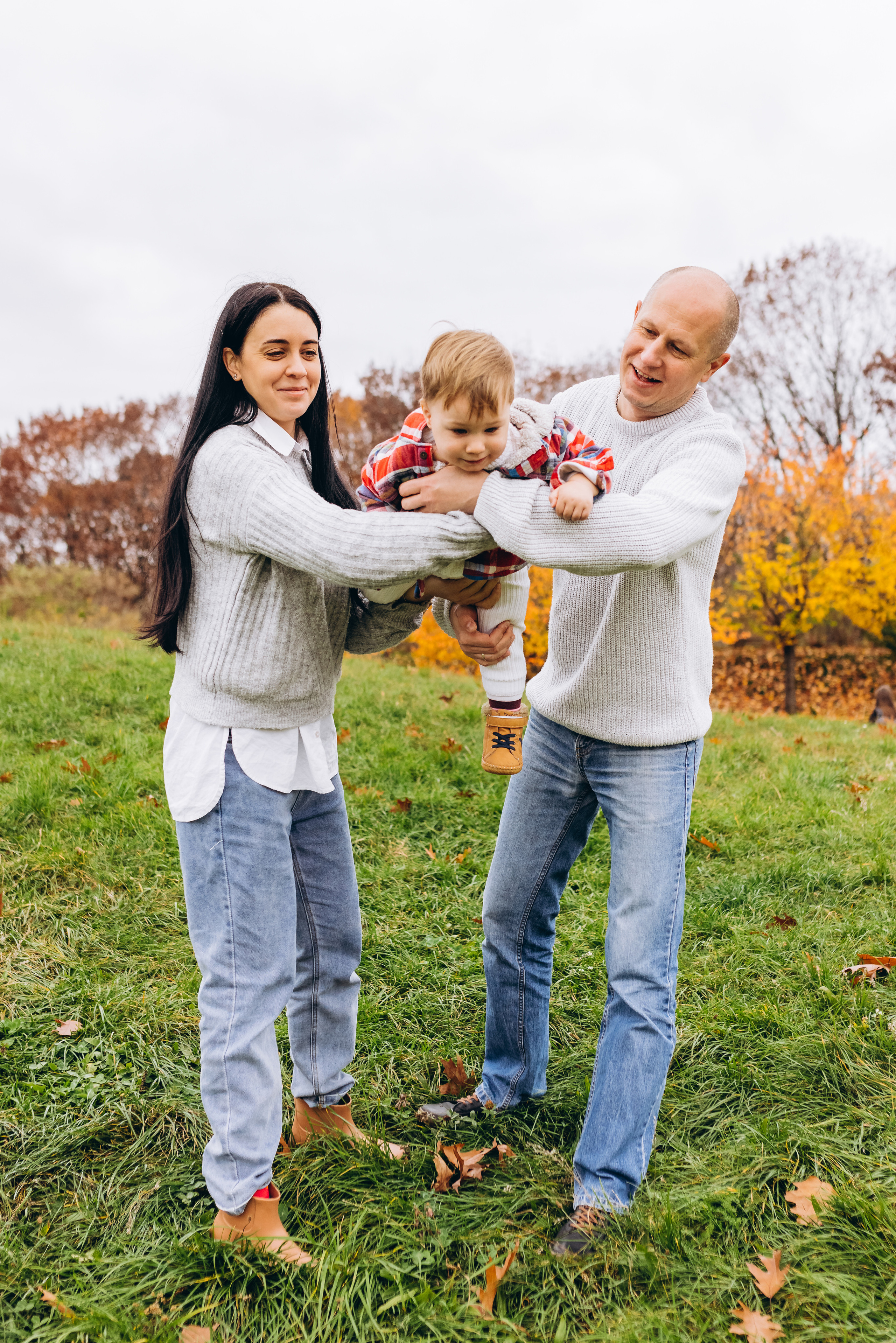 Family walk in the autunm park. Весільний фотограф Київ Осокін Євгеній
