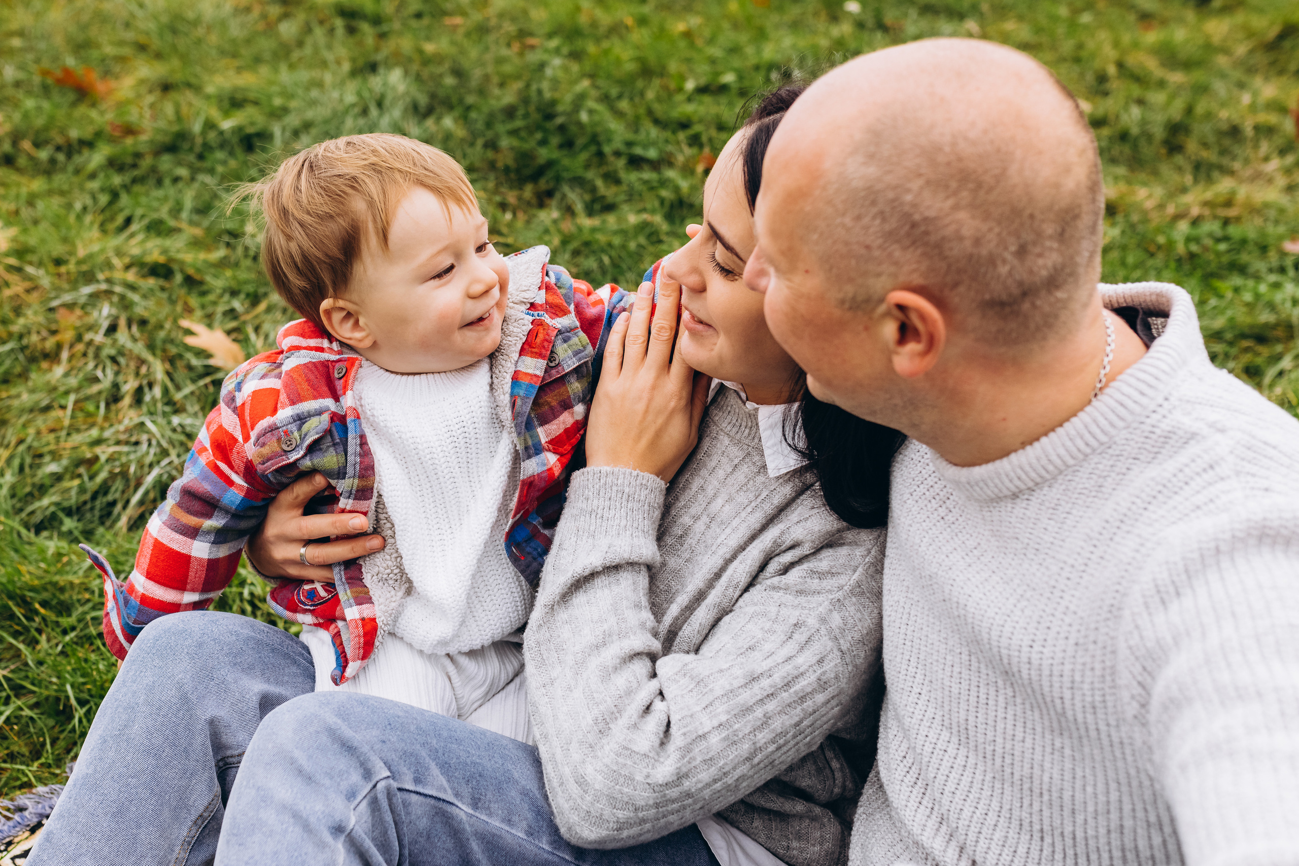 Family walk in the autunm park. Весільний фотограф Київ Осокін Євгеній
