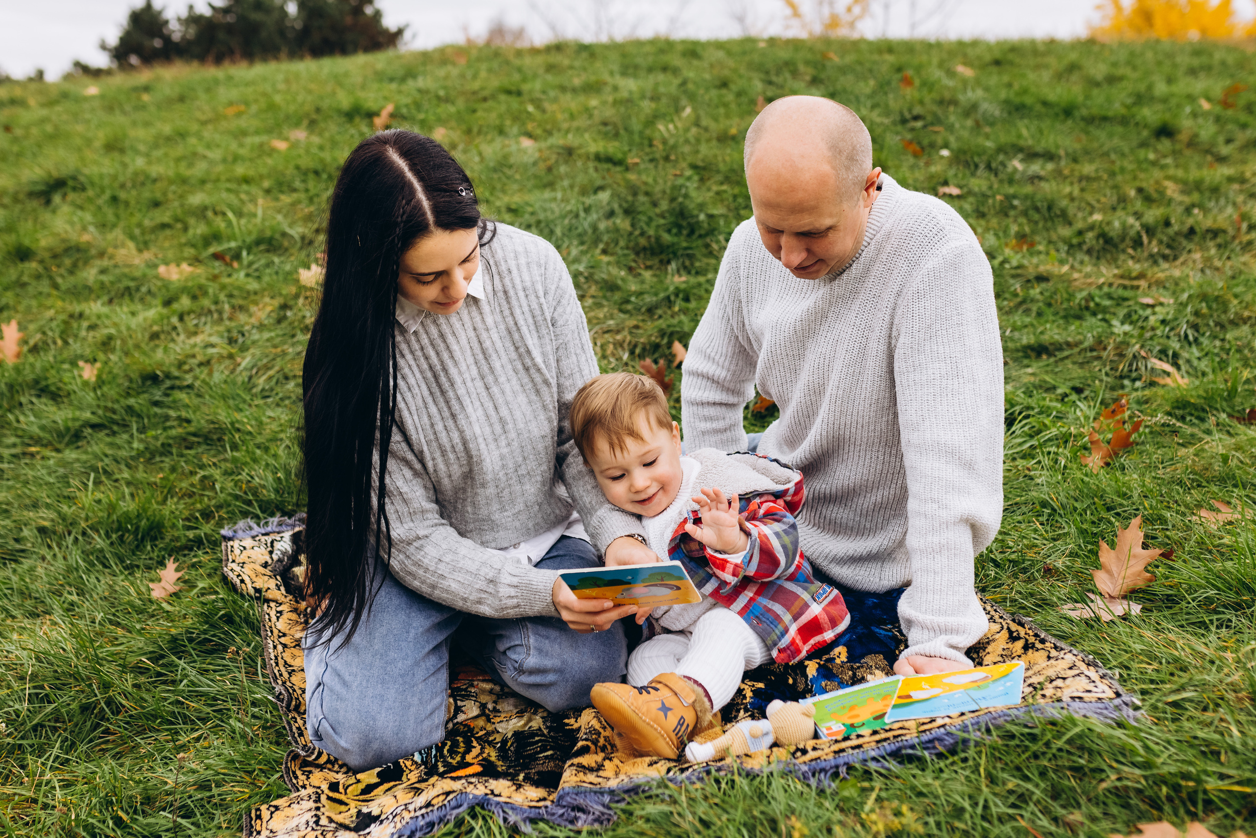 Family walk in the autunm park. Весільний фотограф Київ Осокін Євгеній