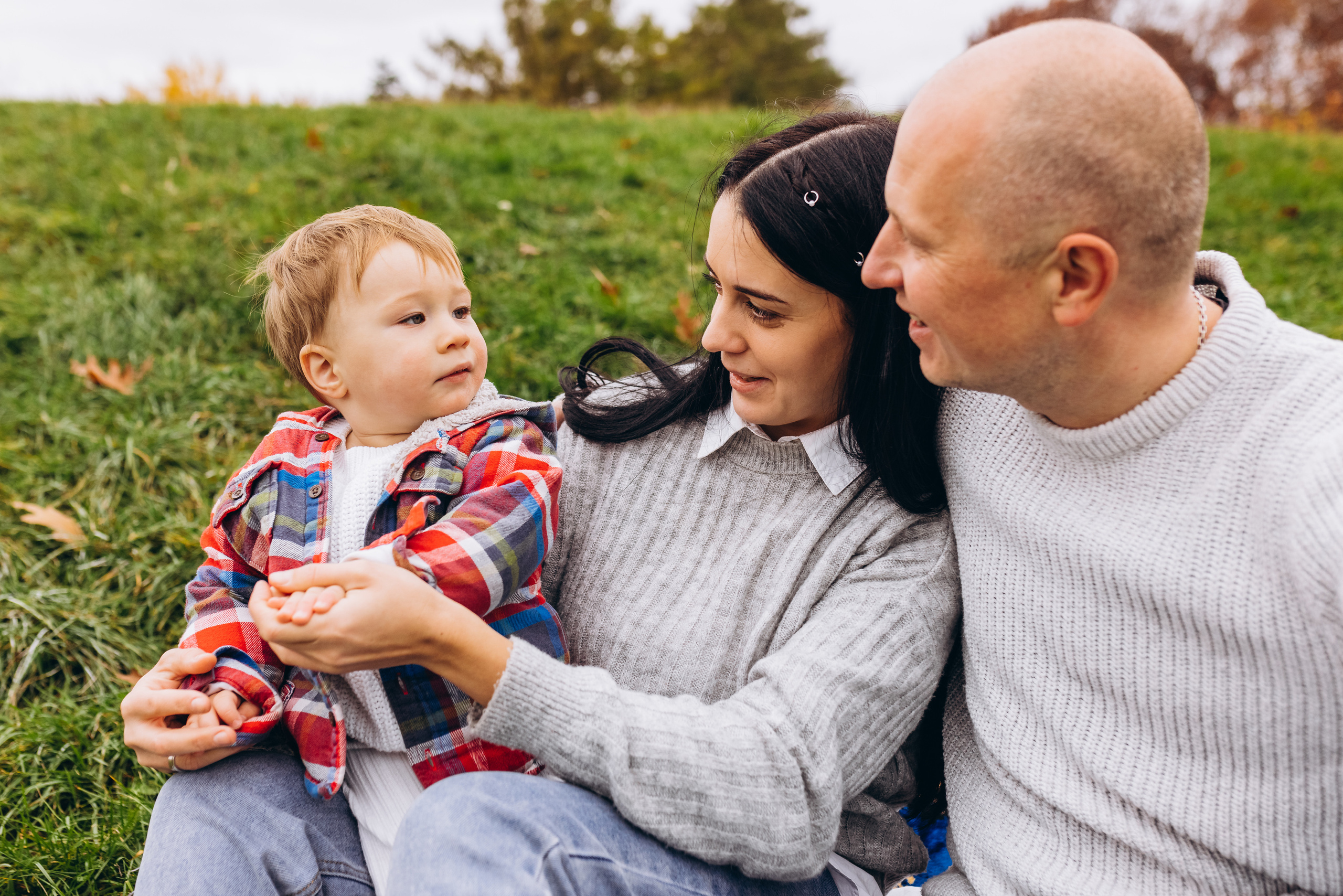 Family walk in the autunm park. Весільний фотограф Київ Осокін Євгеній
