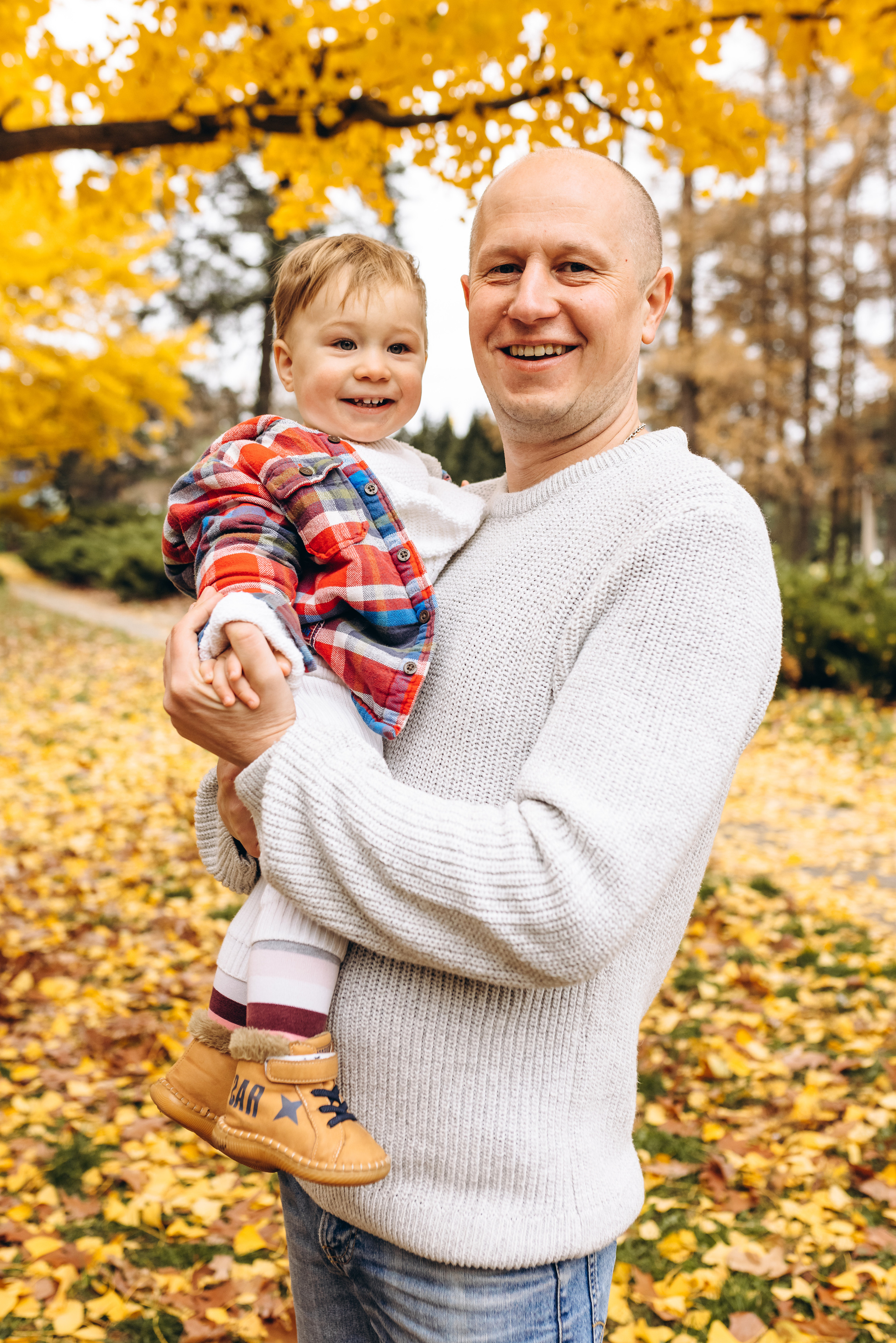 Family walk in the autunm park. Весільний фотограф Київ Осокін Євгеній