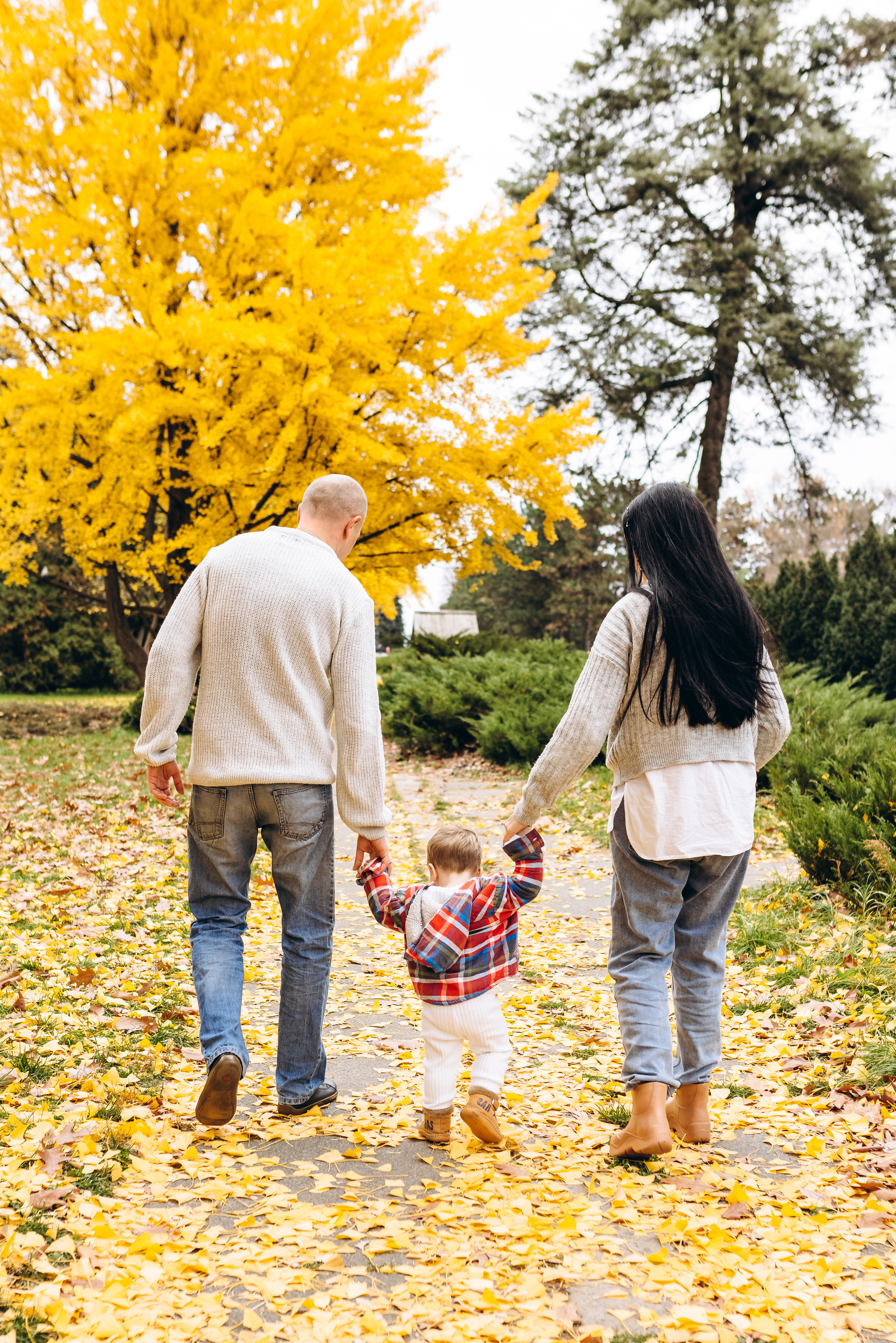 Family walk in the autunm park. Весільний фотограф Київ Осокін Євгеній