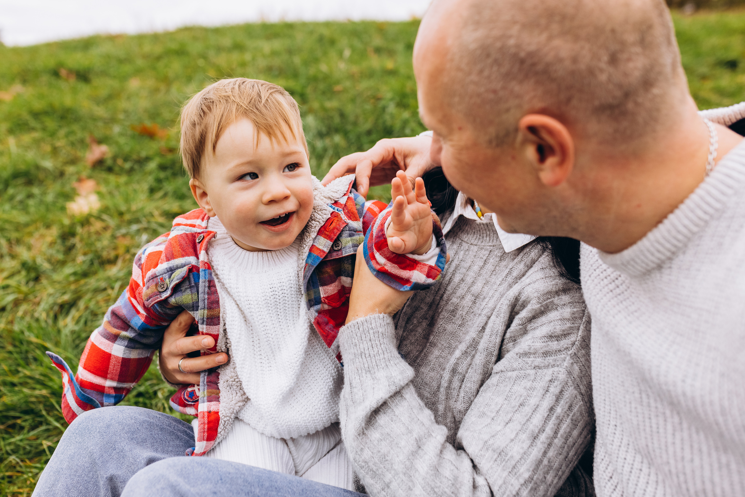 Family walk in the autunm park. Весільний фотограф Київ Осокін Євгеній