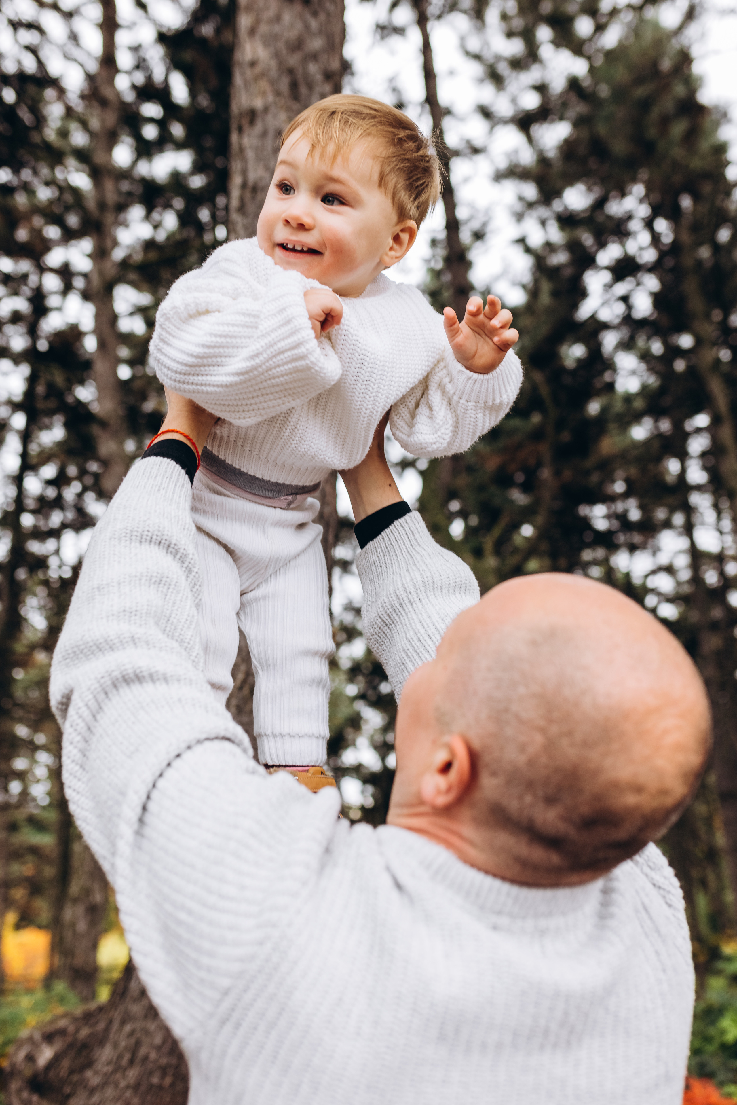 Family walk in the autunm park. Весільний фотограф Київ Осокін Євгеній
