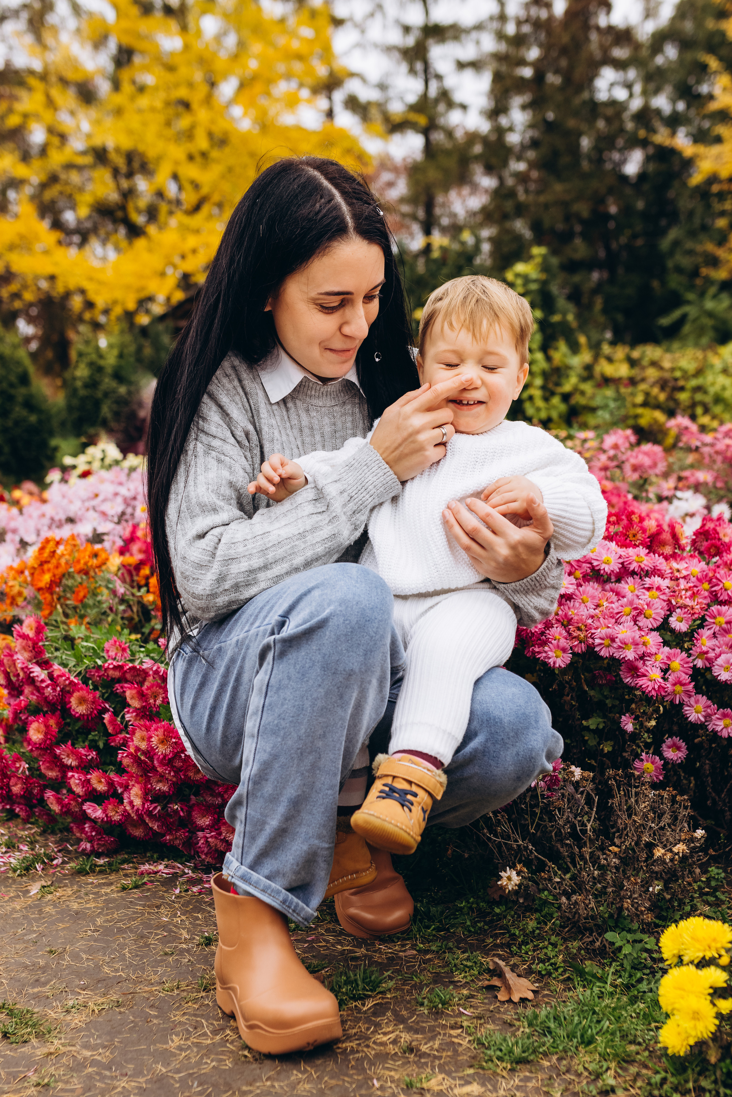 Family walk in the autunm park. Весільний фотограф Київ Осокін Євгеній