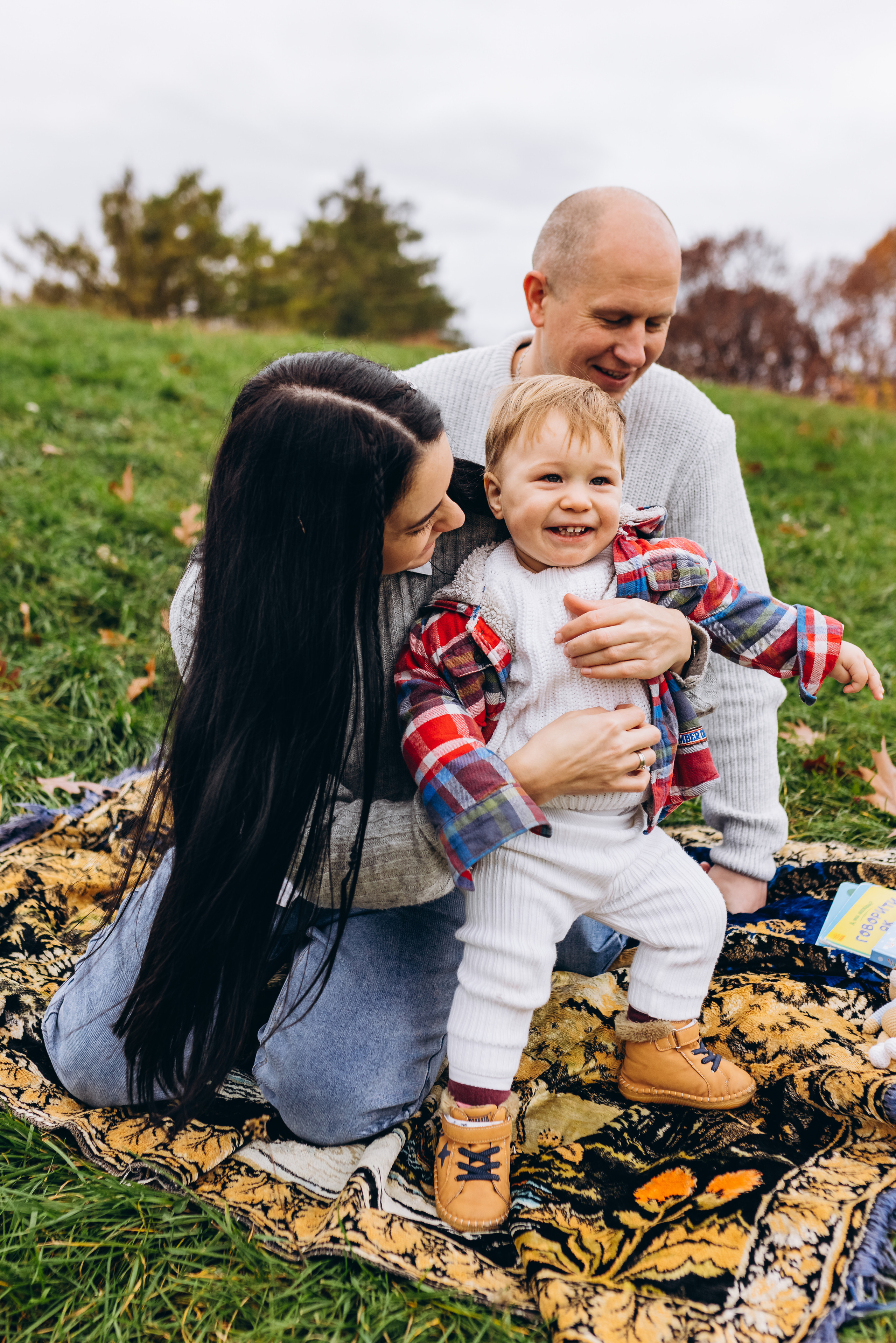Family walk in the autunm park. Весільний фотограф Київ Осокін Євгеній