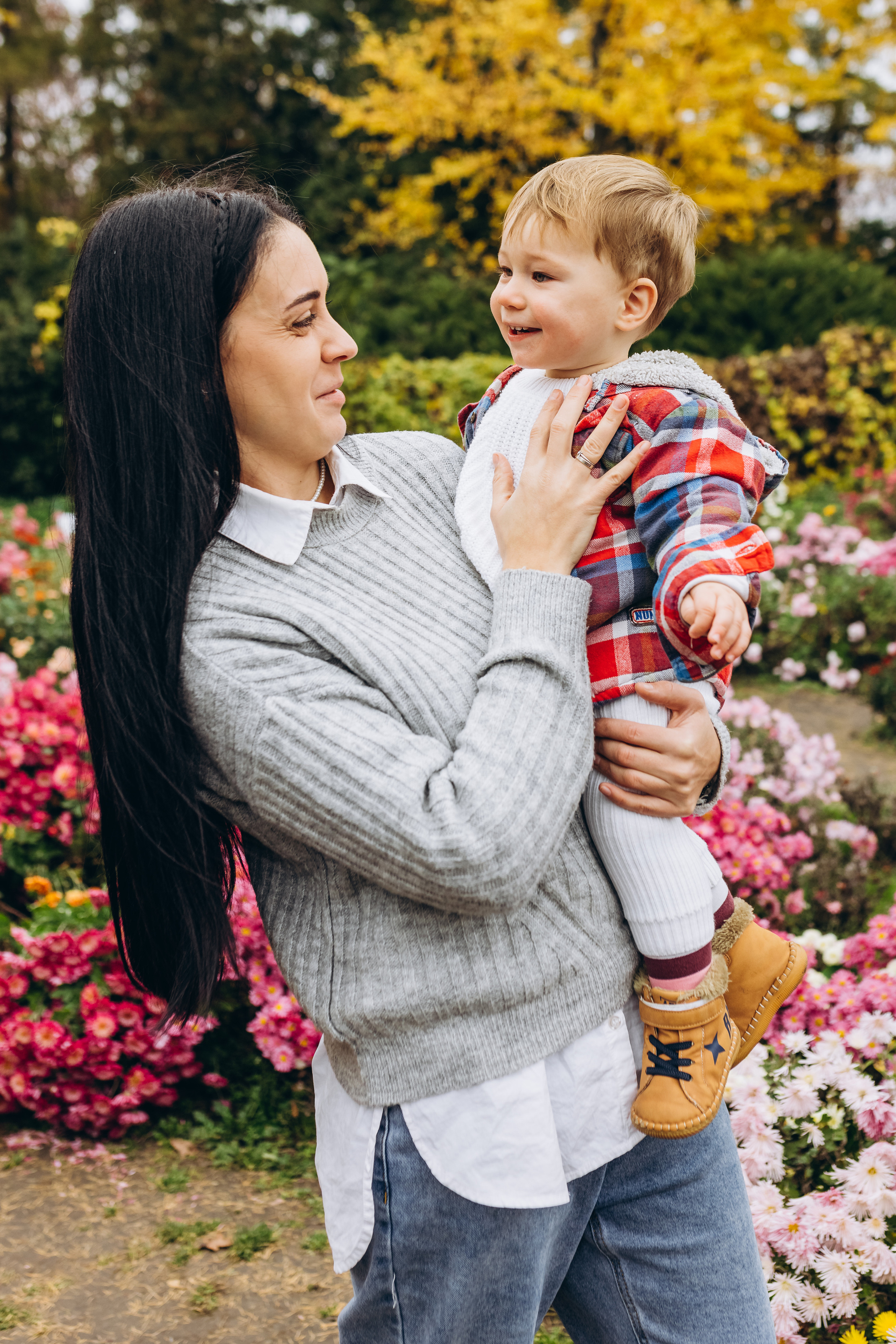 Family walk in the autunm park. Весільний фотограф Київ Осокін Євгеній