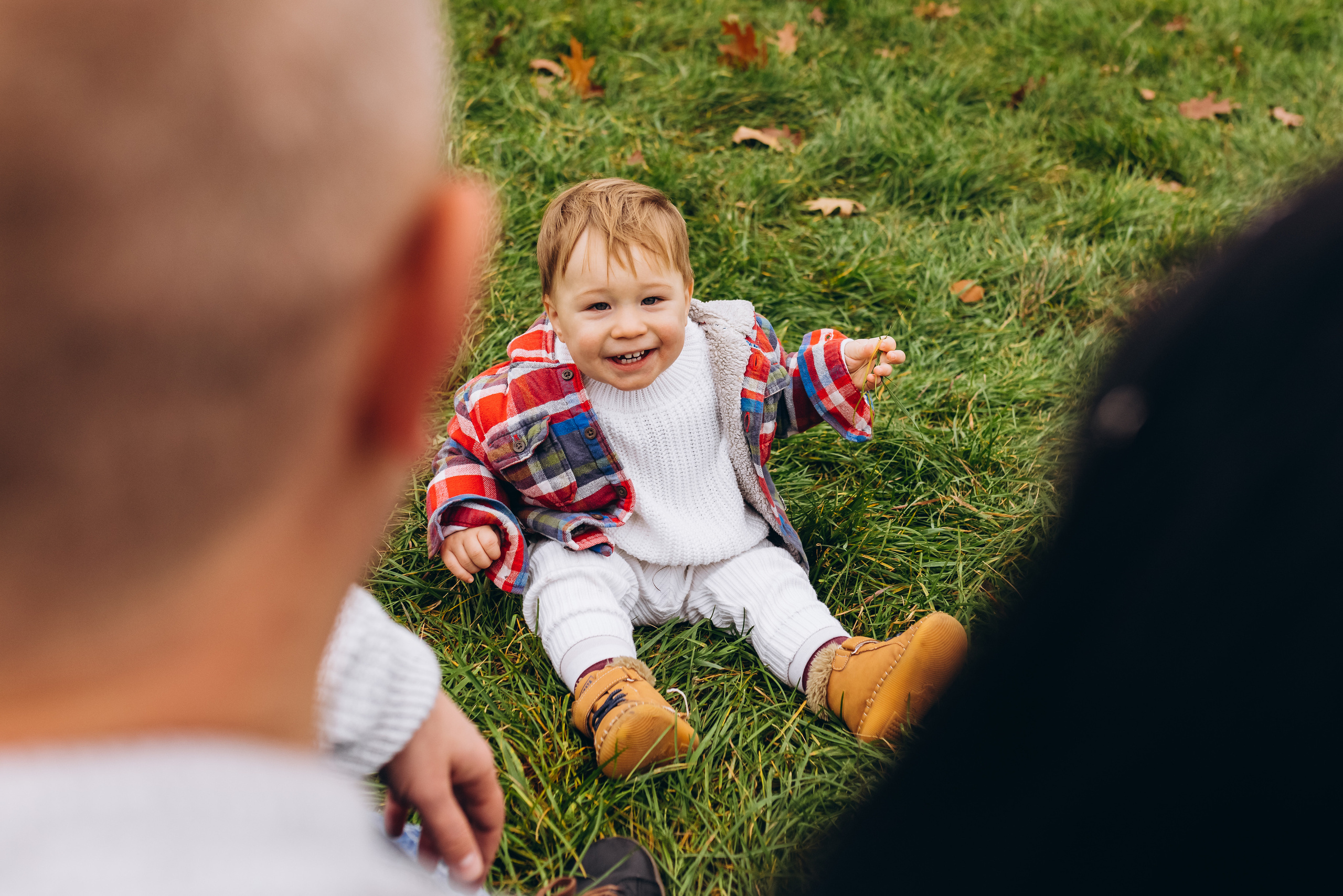 Family walk in the autunm park. Весільний фотограф Київ Осокін Євгеній