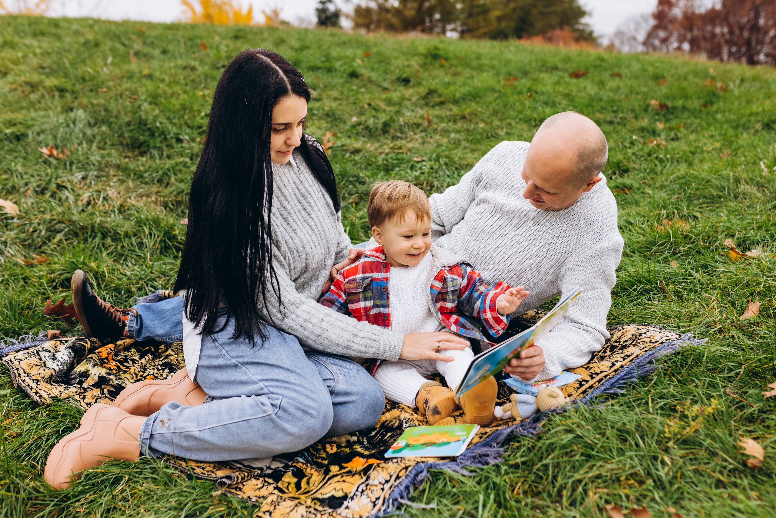 Family walk in the autunm park. Весільний фотограф Київ Осокін Євгеній
