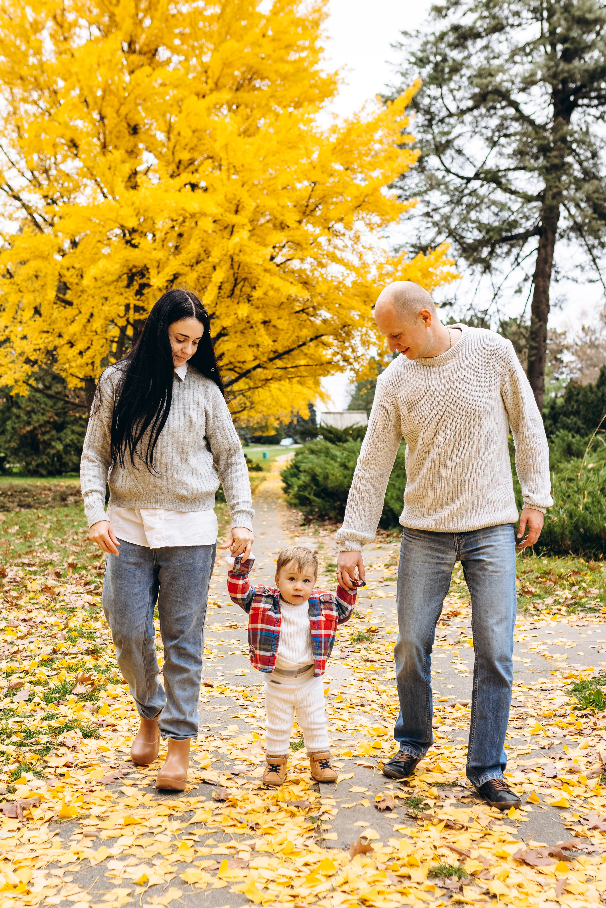 Family walk in the autunm park. Весільний фотограф Київ Осокін Євгеній