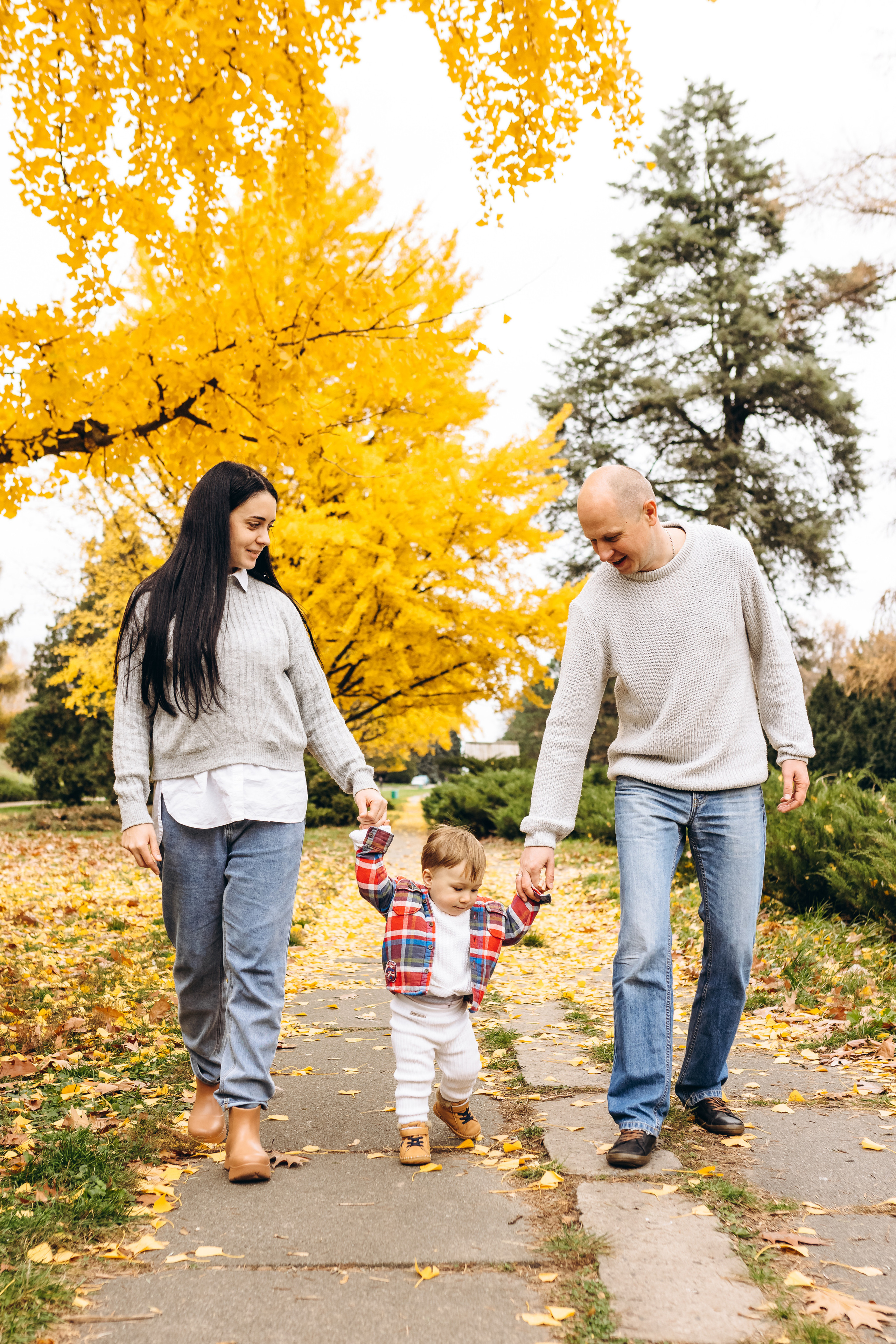 Family walk in the autunm park. Весільний фотограф Київ Осокін Євгеній