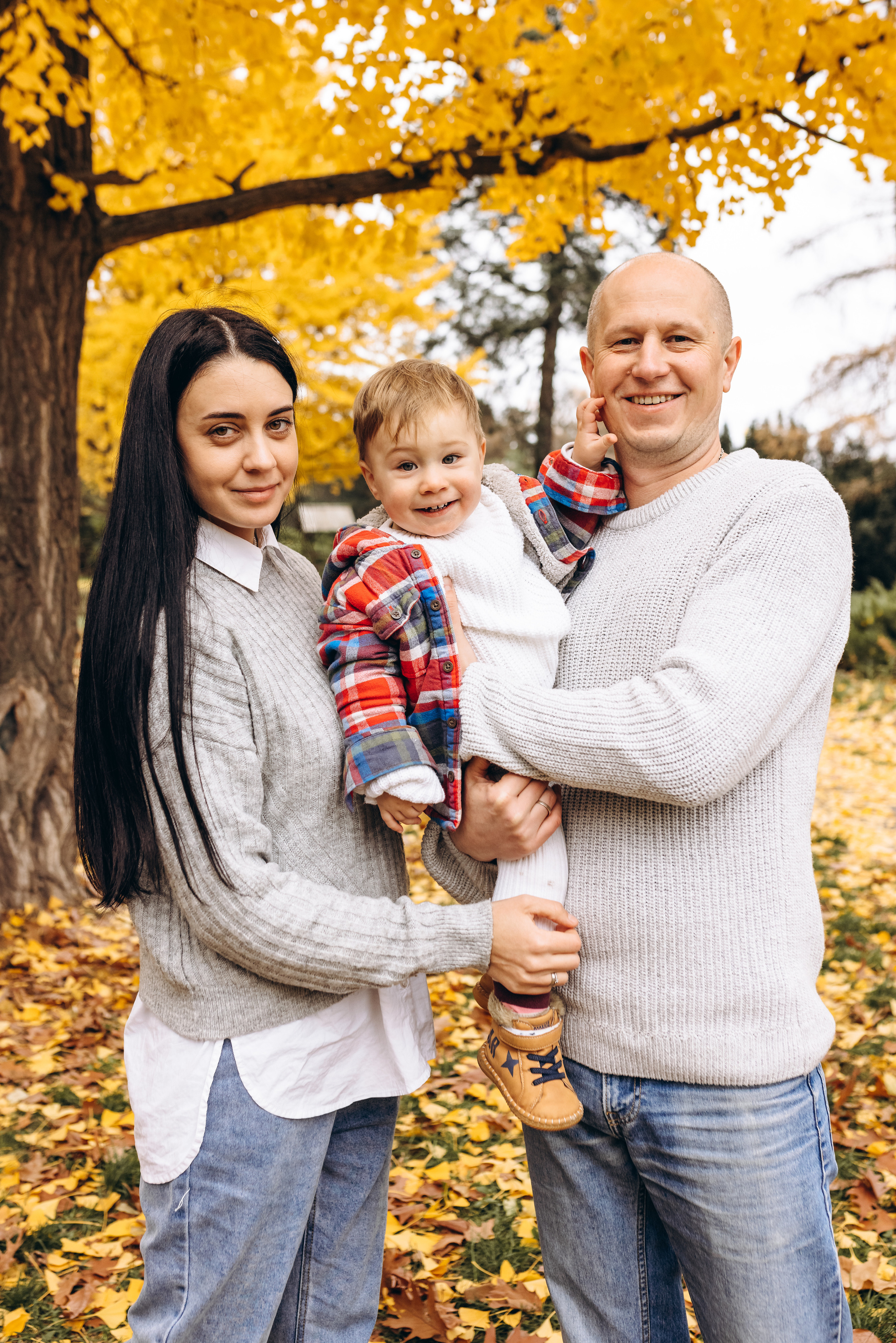 Family walk in the autunm park. Весільний фотограф Київ Осокін Євгеній