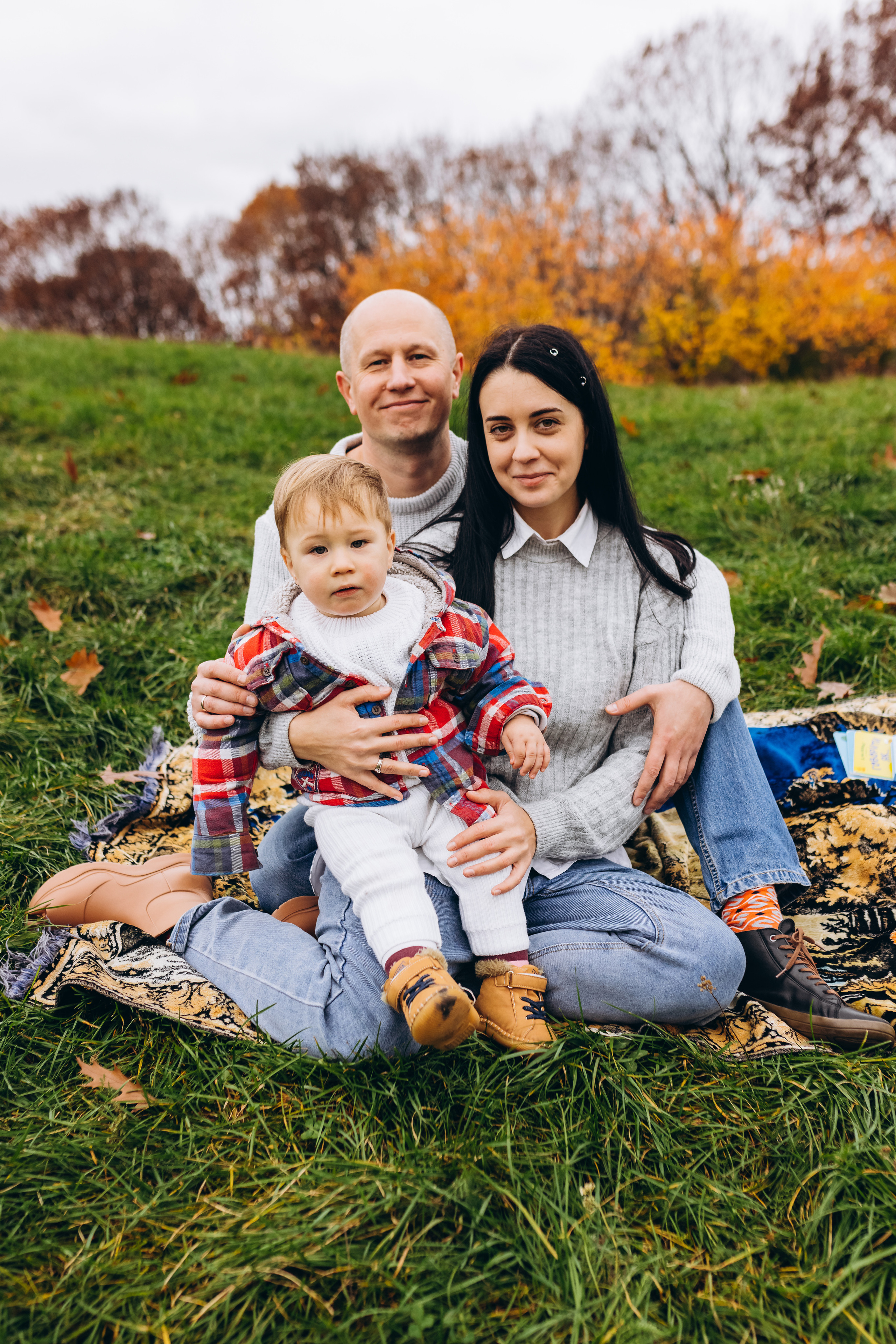 Family walk in the autunm park. Весільний фотограф Київ Осокін Євгеній