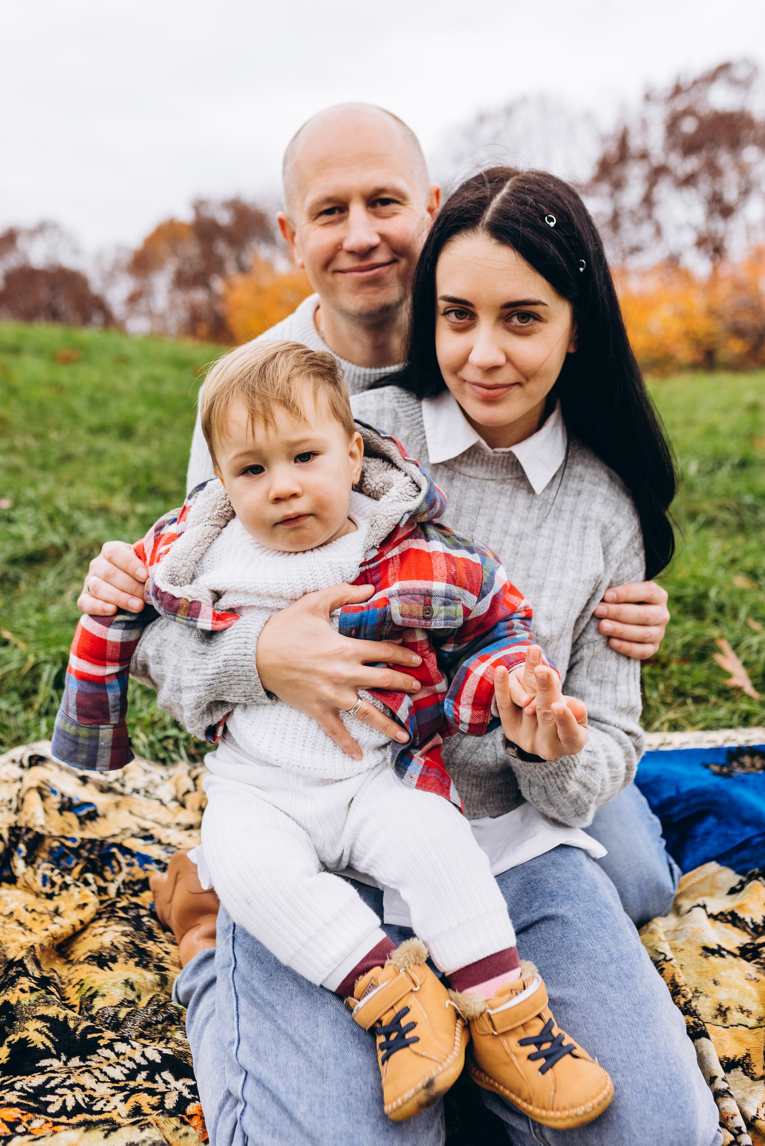 Family walk in the autunm park. Весільний фотограф Київ Осокін Євгеній