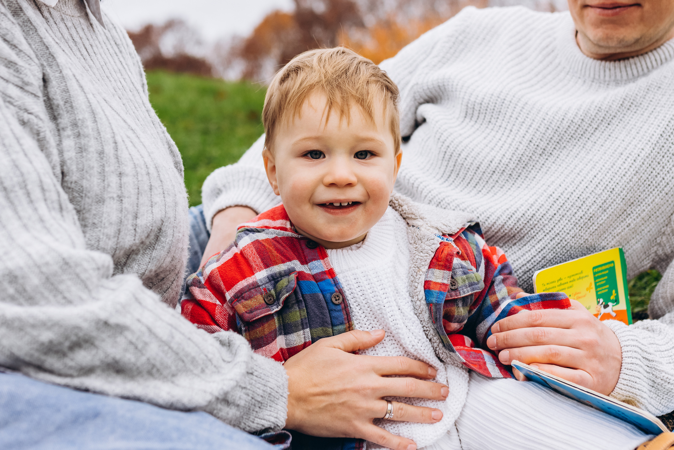 Family walk in the autunm park. Весільний фотограф Київ Осокін Євгеній