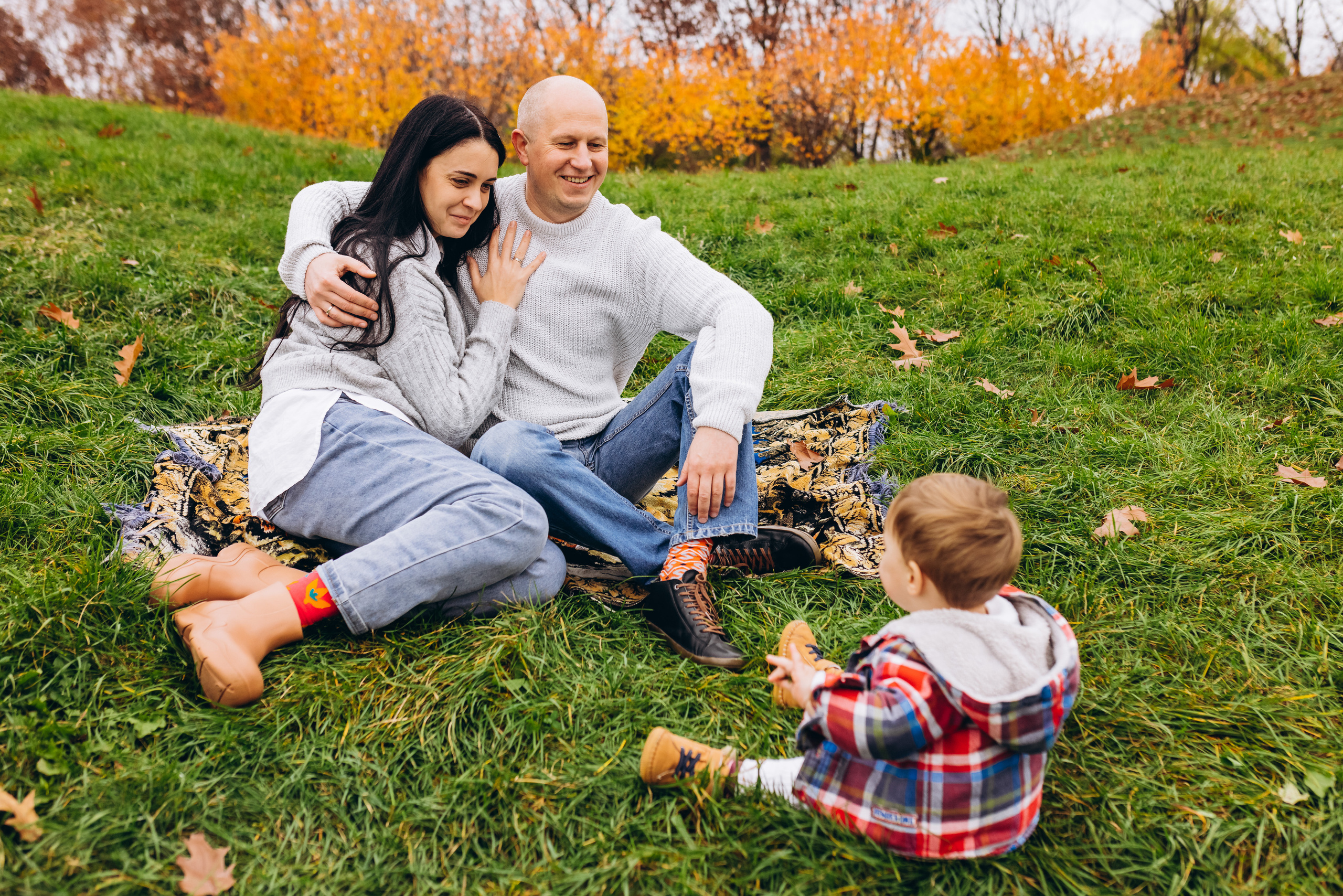 Family walk in the autunm park. Весільний фотограф Київ Осокін Євгеній