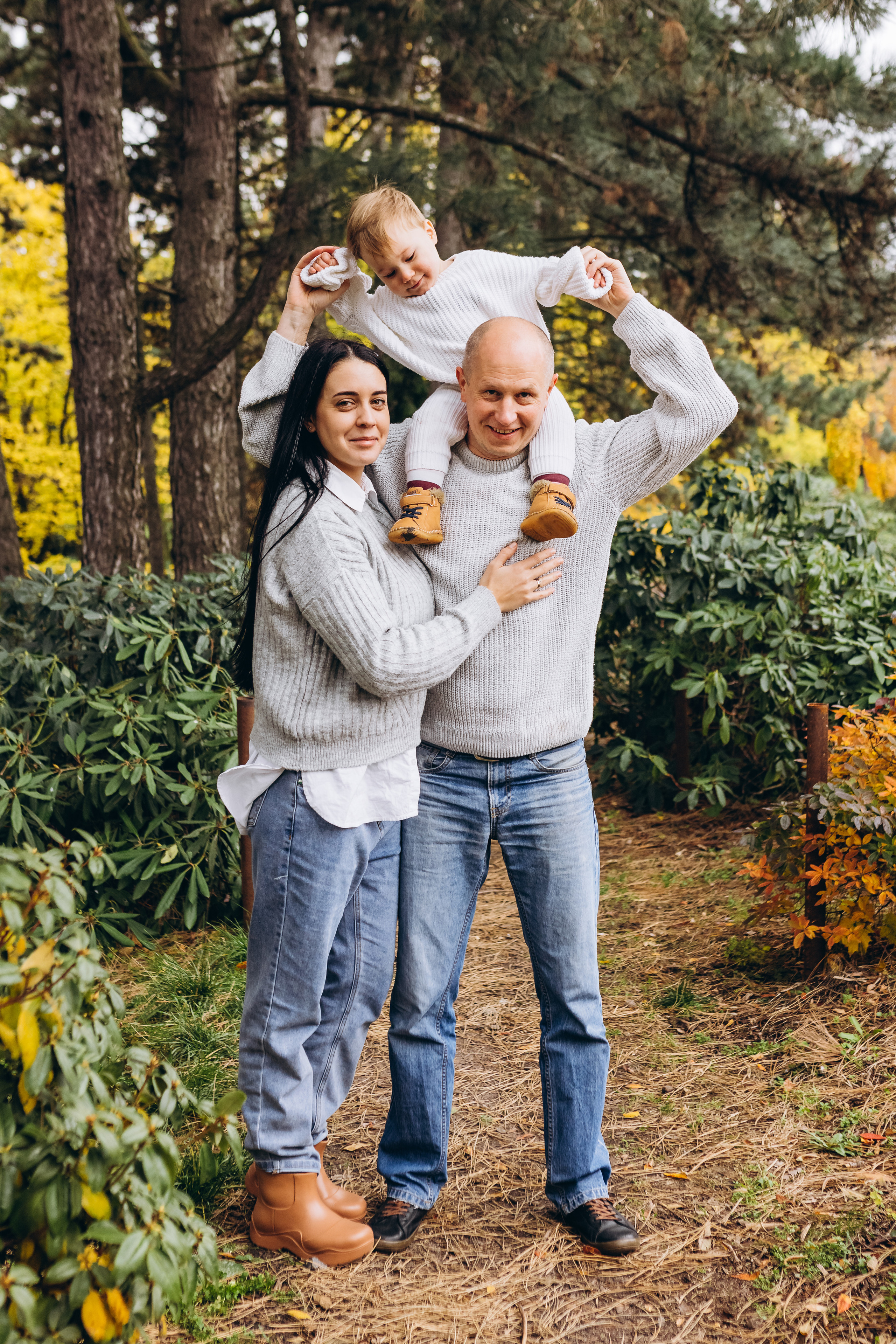 Family walk in the autunm park. Весільний фотограф Київ Осокін Євгеній