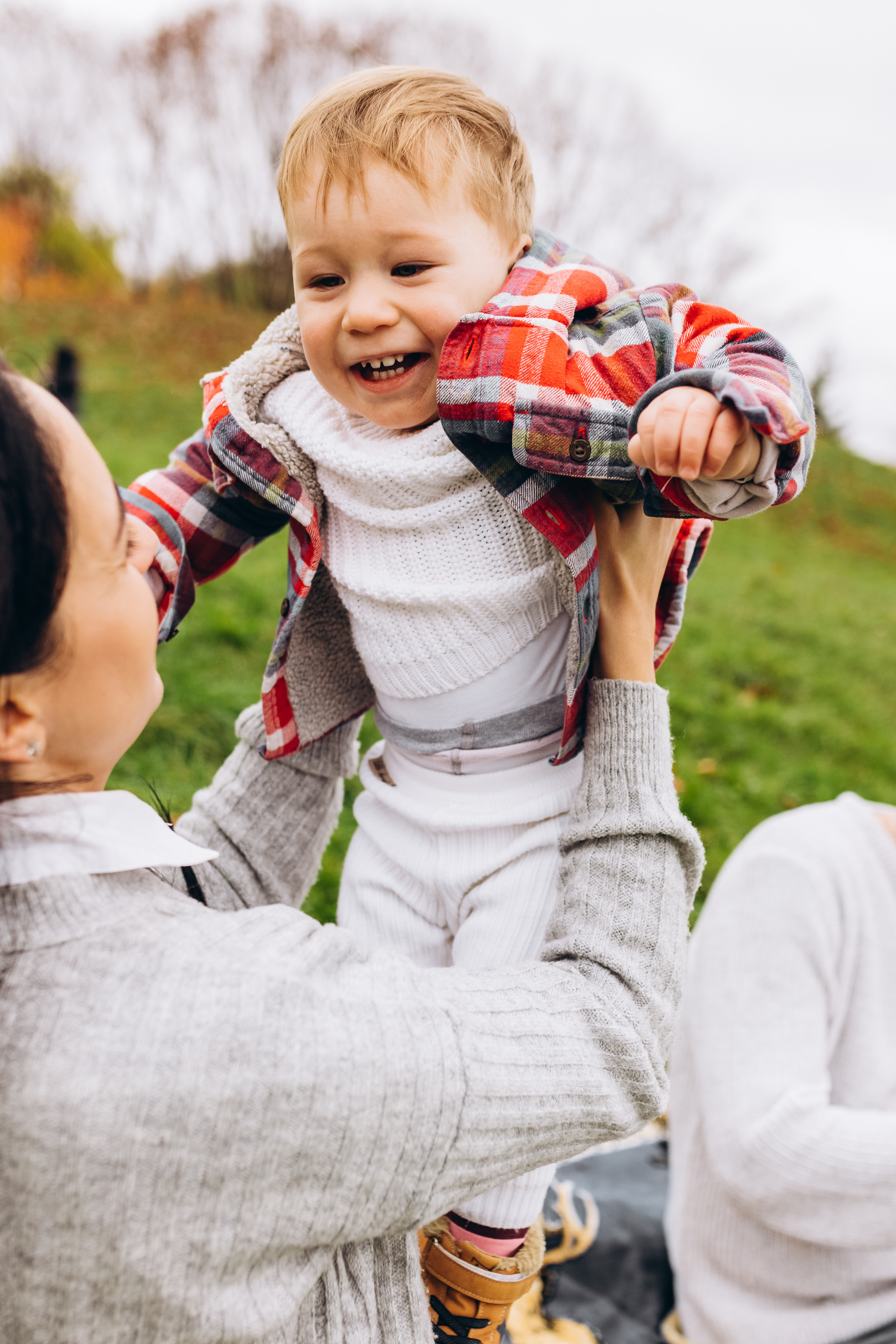 Family walk in the autunm park. Весільний фотограф Київ Осокін Євгеній