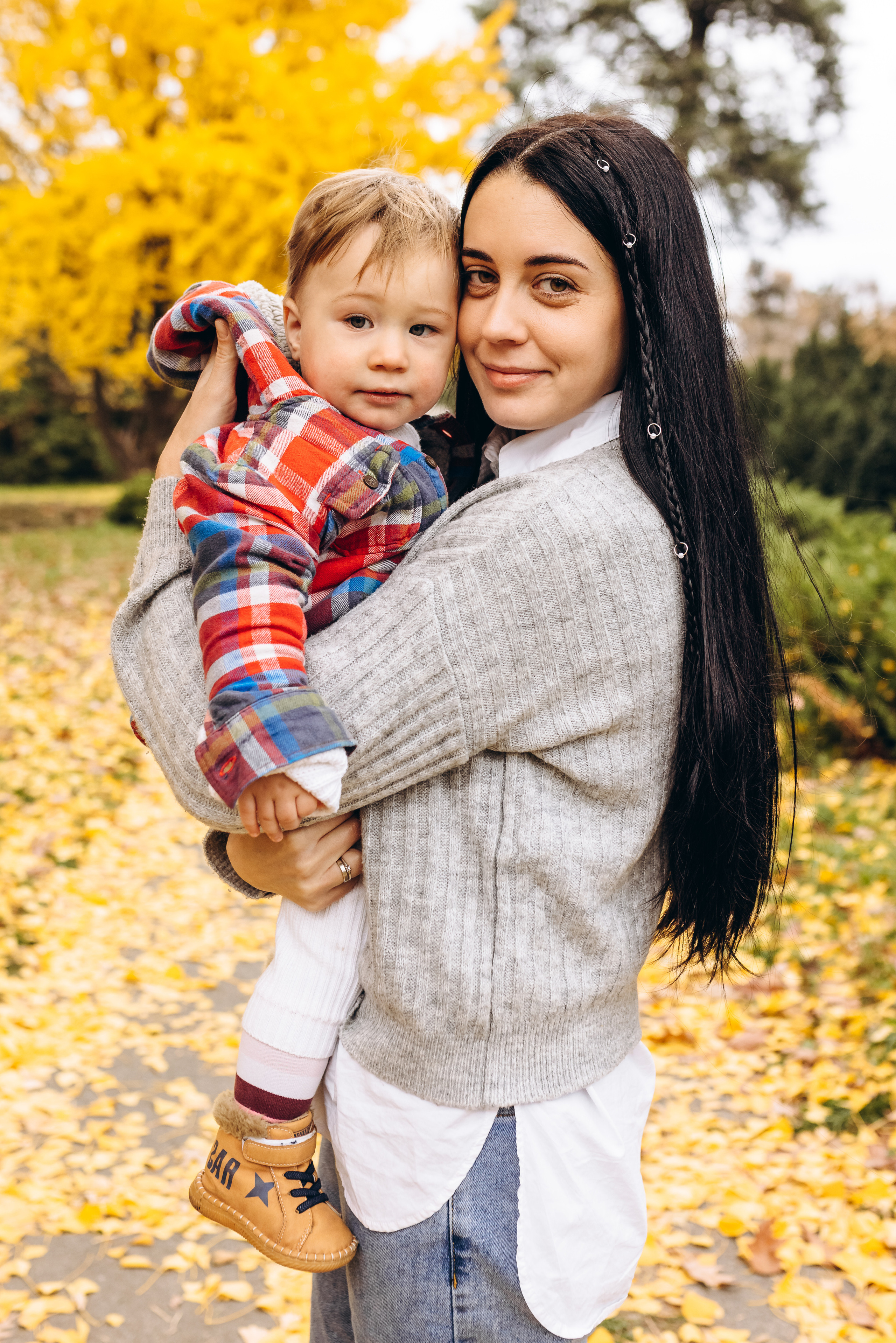 Family walk in the autunm park. Весільний фотограф Київ Осокін Євгеній