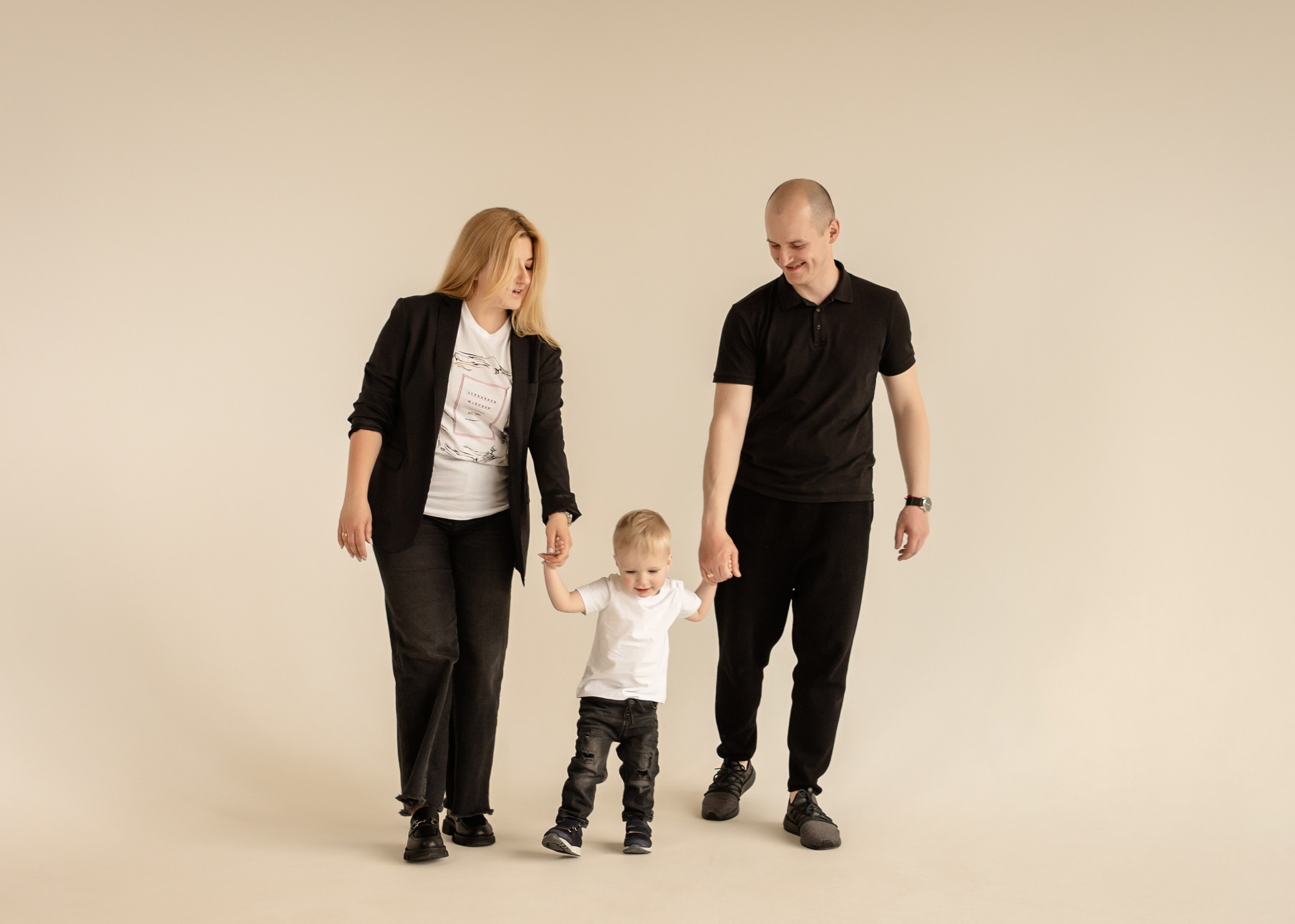 Семейная в студии. ФОТОГРАФ КИШИНЁВ.ПОРТРЕТ.ИНДИВИДУАЛЬНАЯ ФОТОСЕССИЯ.БИЗНЕС ПОРТРЕТ.СЕМЕЙНАЯ ФОТОСЕССИЯ.БЕРЕМЕННОСТЬ.КРЕЩЕНИЕ.МОЛДОВА, КИШИНЁВ