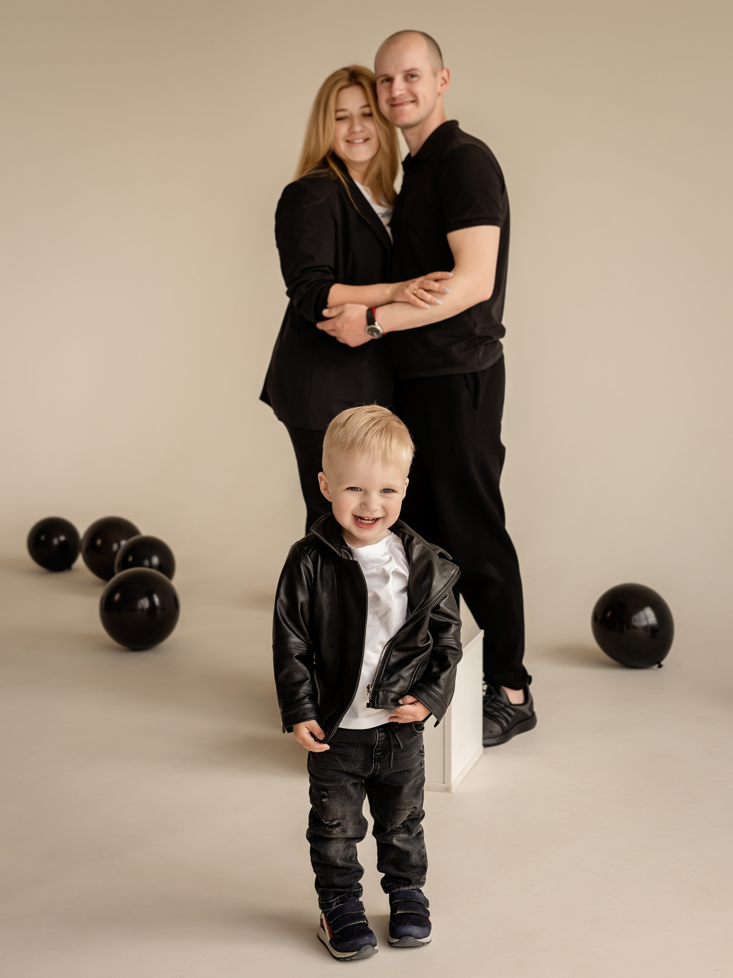 Семейная в студии. ФОТОГРАФ КИШИНЁВ.ПОРТРЕТ.ИНДИВИДУАЛЬНАЯ ФОТОСЕССИЯ.БИЗНЕС ПОРТРЕТ.СЕМЕЙНАЯ ФОТОСЕССИЯ.БЕРЕМЕННОСТЬ.КРЕЩЕНИЕ.МОЛДОВА, КИШИНЁВ