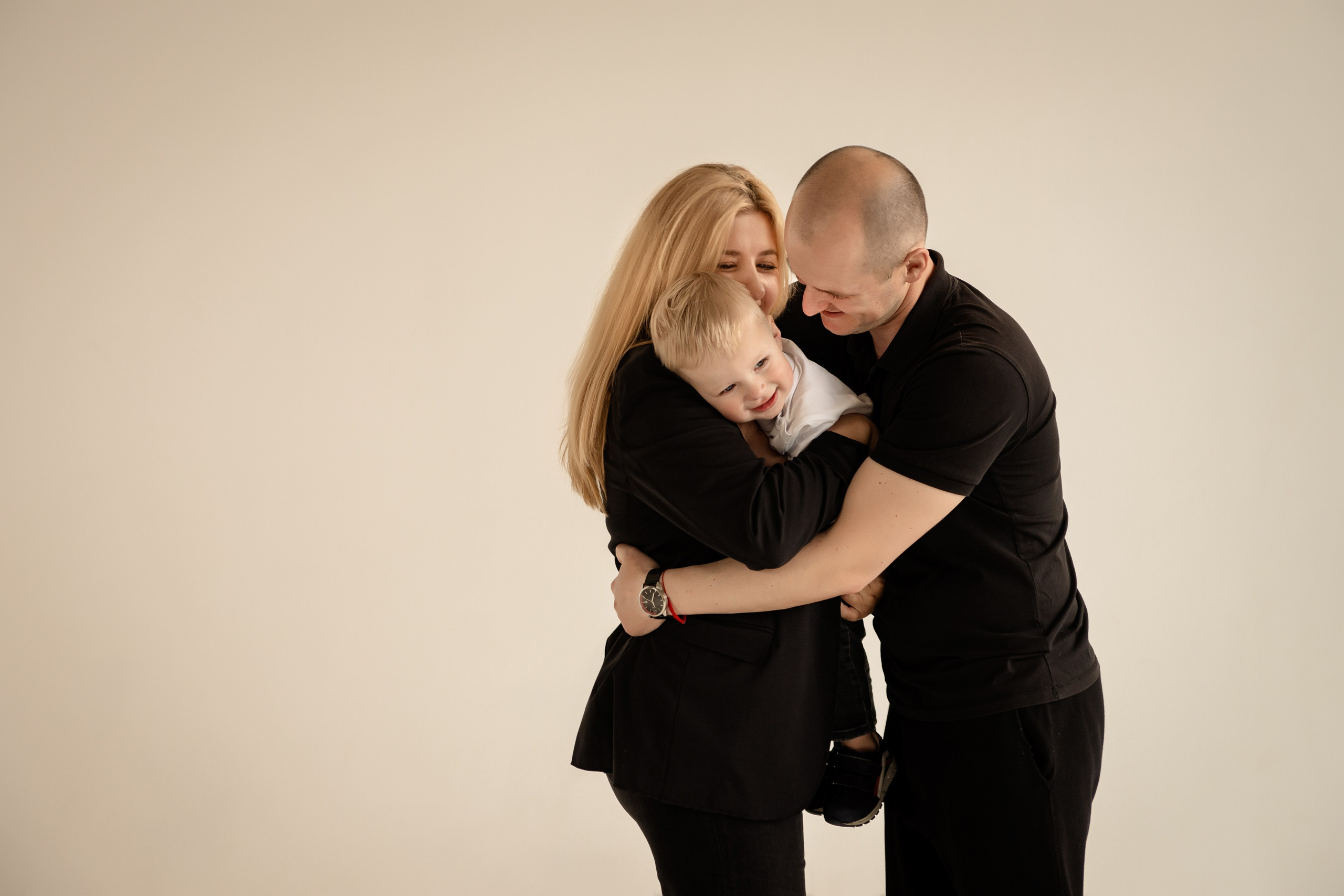 Семейная в студии. ФОТОГРАФ КИШИНЁВ.ПОРТРЕТ.ИНДИВИДУАЛЬНАЯ ФОТОСЕССИЯ.БИЗНЕС ПОРТРЕТ.СЕМЕЙНАЯ ФОТОСЕССИЯ.БЕРЕМЕННОСТЬ.КРЕЩЕНИЕ.МОЛДОВА, КИШИНЁВ