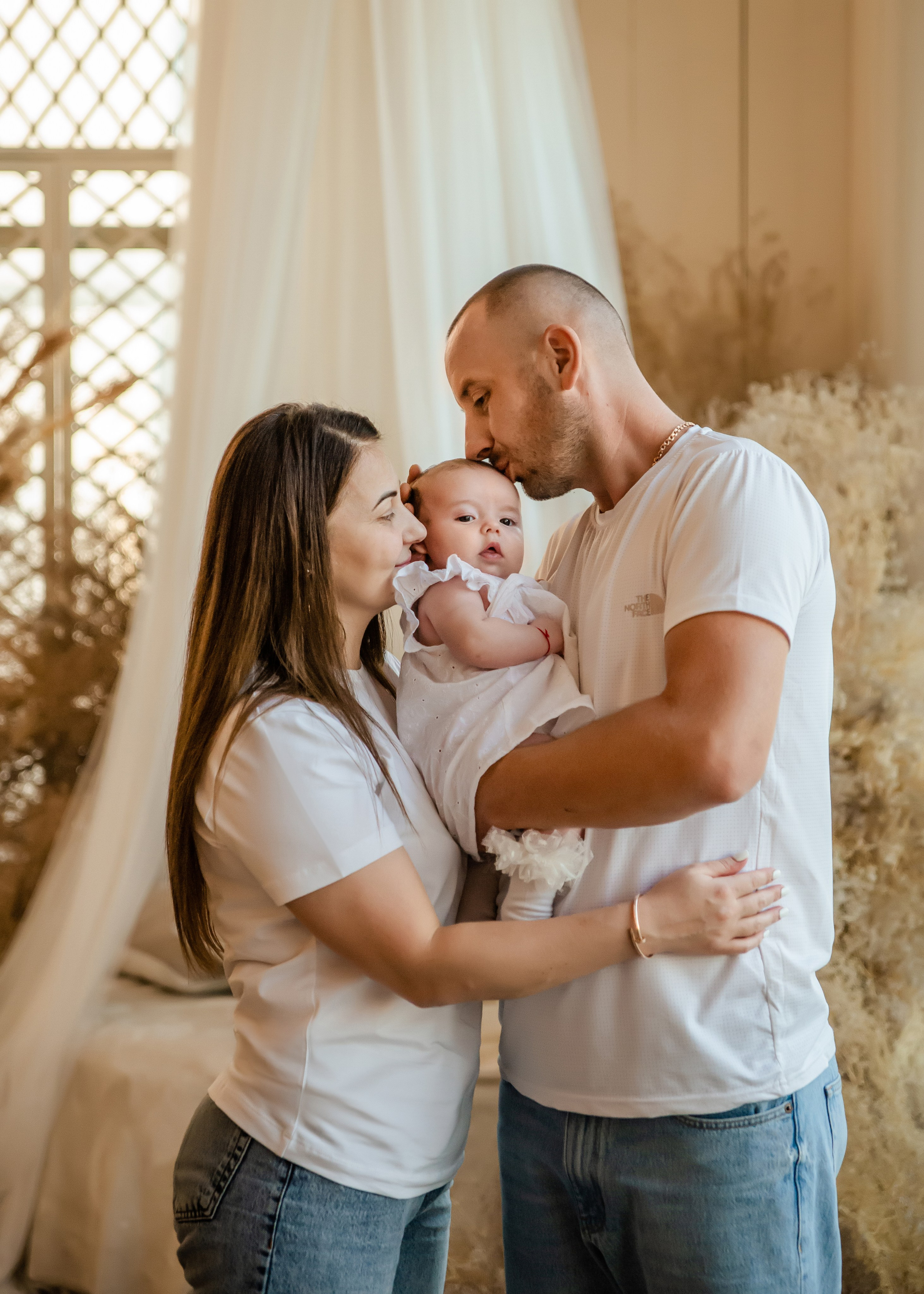 Семейная в студии. ФОТОГРАФ КИШИНЁВ.ПОРТРЕТ.ИНДИВИДУАЛЬНАЯ ФОТОСЕССИЯ.БИЗНЕС ПОРТРЕТ.СЕМЕЙНАЯ ФОТОСЕССИЯ.БЕРЕМЕННОСТЬ.КРЕЩЕНИЕ.МОЛДОВА, КИШИНЁВ