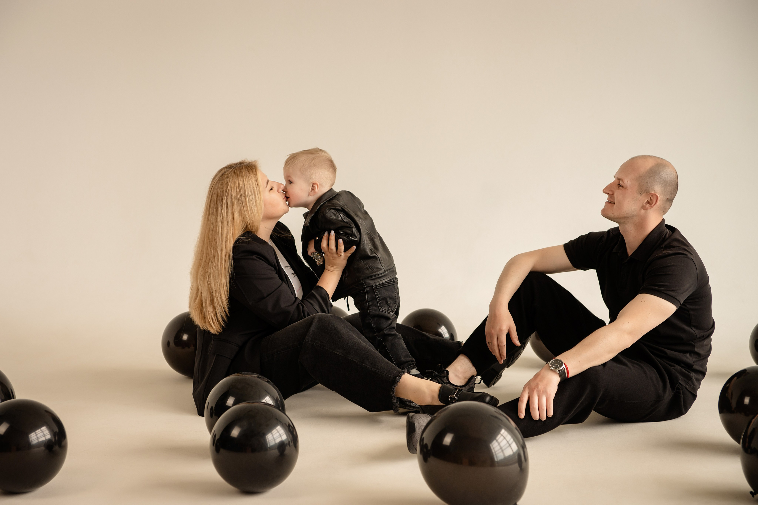 Семейная в студии. ФОТОГРАФ КИШИНЁВ.ПОРТРЕТ.ИНДИВИДУАЛЬНАЯ ФОТОСЕССИЯ.БИЗНЕС ПОРТРЕТ.СЕМЕЙНАЯ ФОТОСЕССИЯ.БЕРЕМЕННОСТЬ.КРЕЩЕНИЕ.МОЛДОВА, КИШИНЁВ