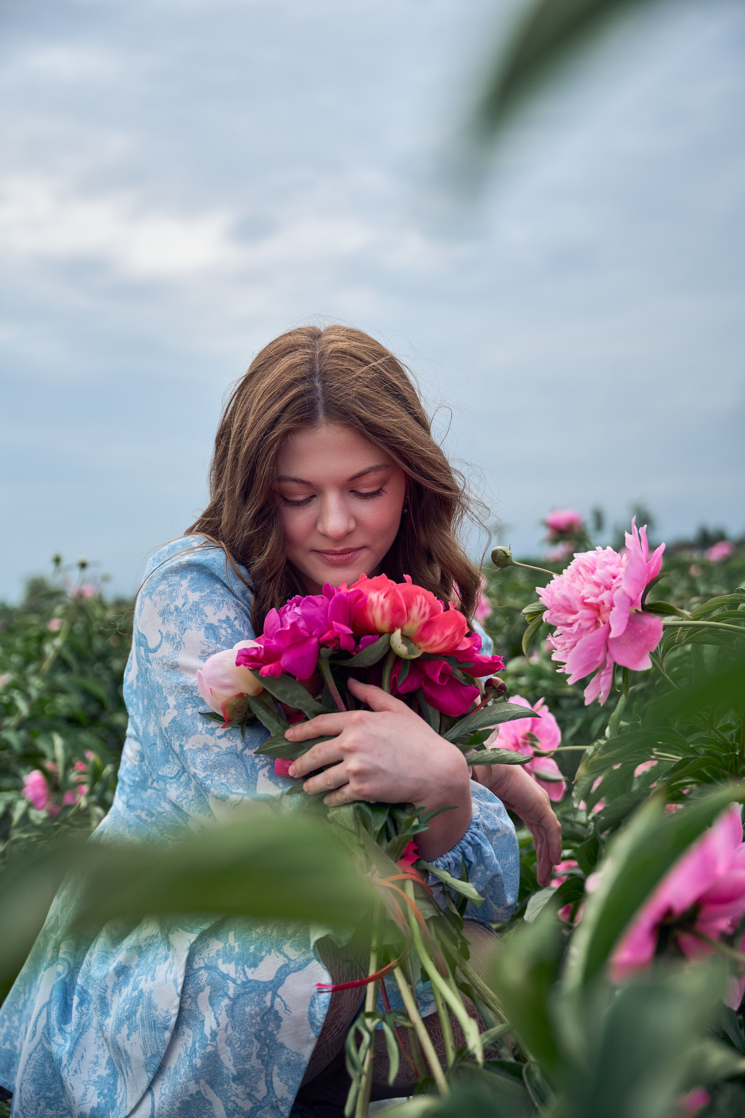 Сімейна фотосесія з піонами у Добропарку. Family photographer in Kiev Natalia Shkavron