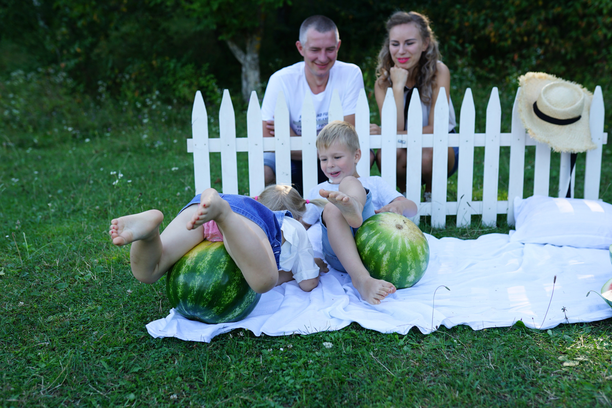 Сімейна фотосесія з кавунами. Family photographer in Kiev Natalia Shkavron