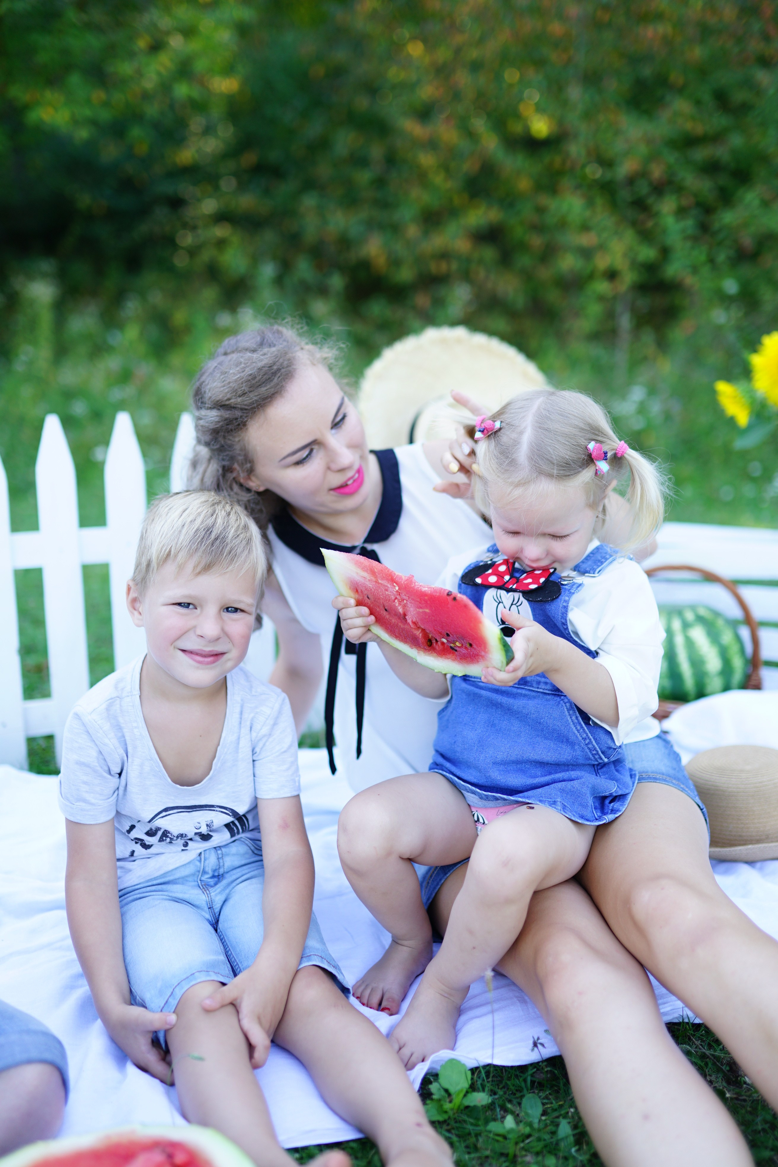 Сімейна фотосесія з кавунами. Family photographer in Kiev Natalia Shkavron