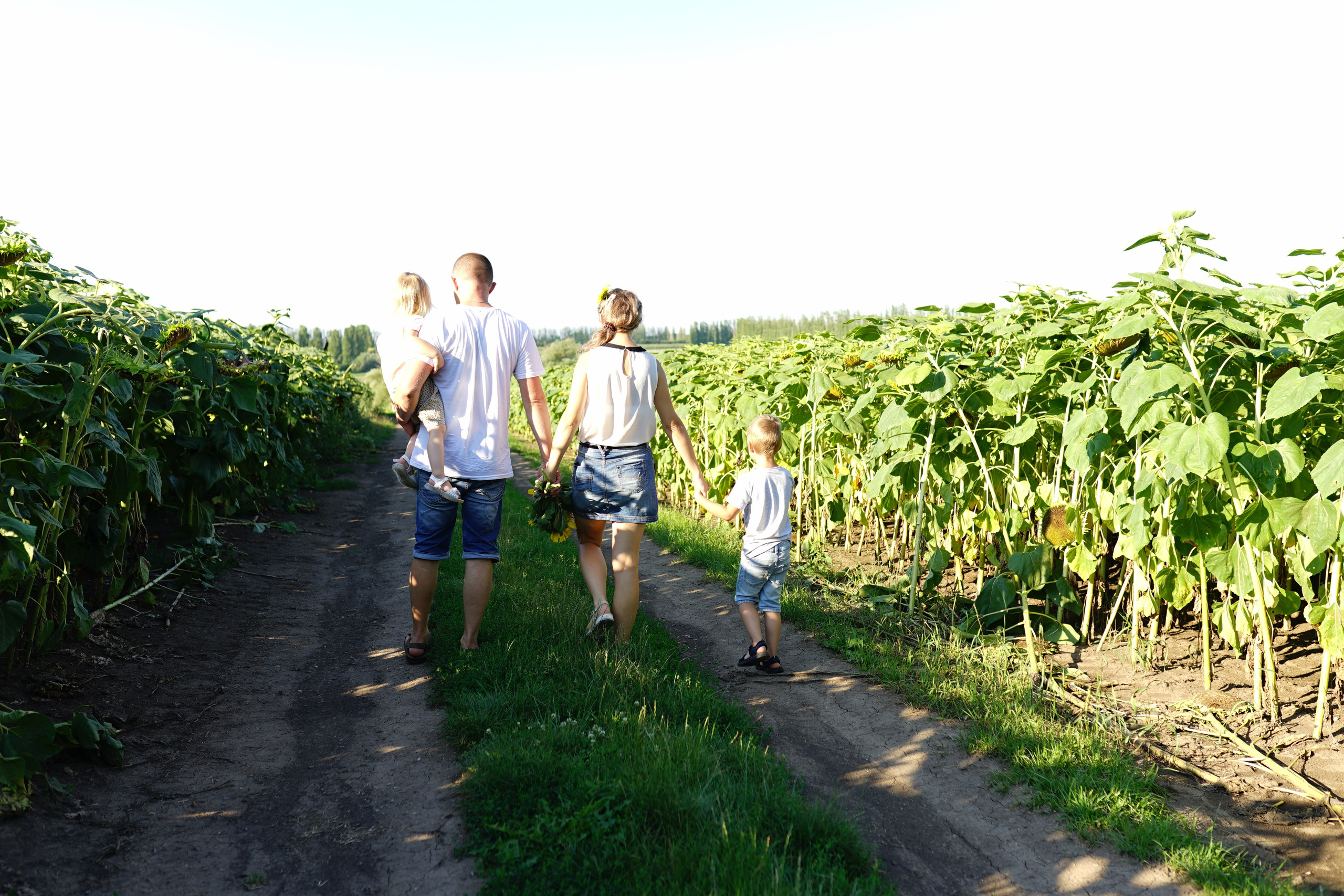 Сімейна фотосесія з кавунами. Family photographer in Kiev Natalia Shkavron