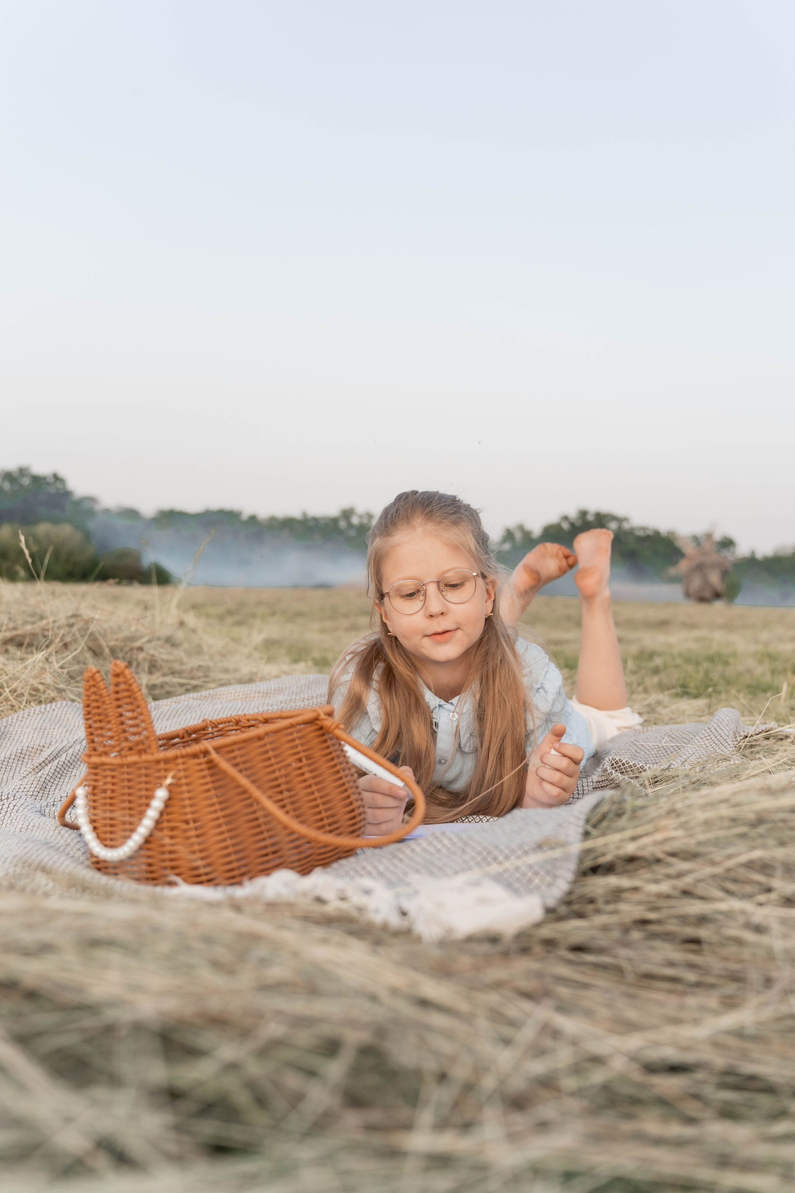 Сімейна фотосесія в Пирогово мами з двома донями. Сімейний фотограф Київ Наталія Шкаврон
