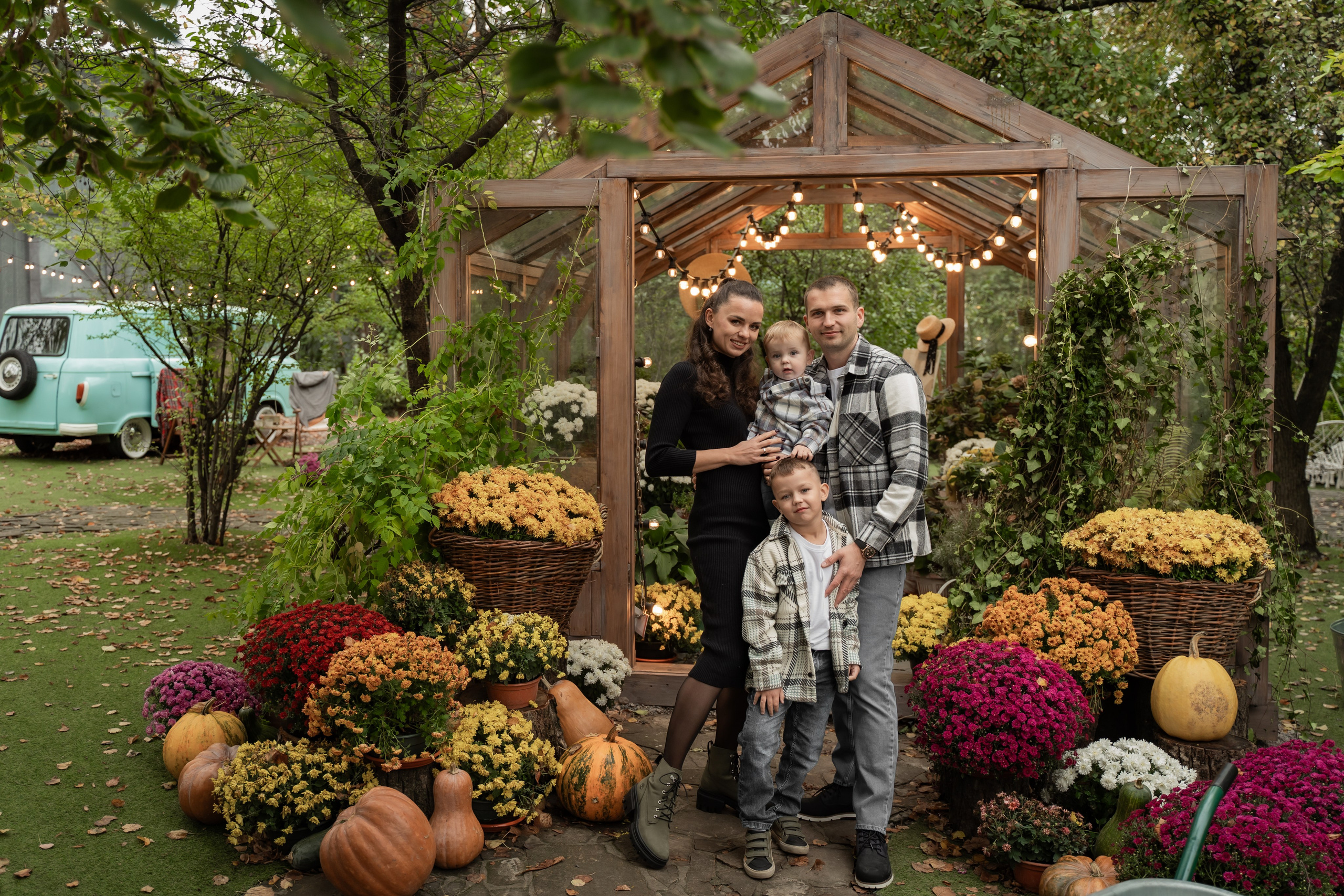 Сімейна фотосесія в саду. Сімейний фотограф Київ Наталія Шкаврон