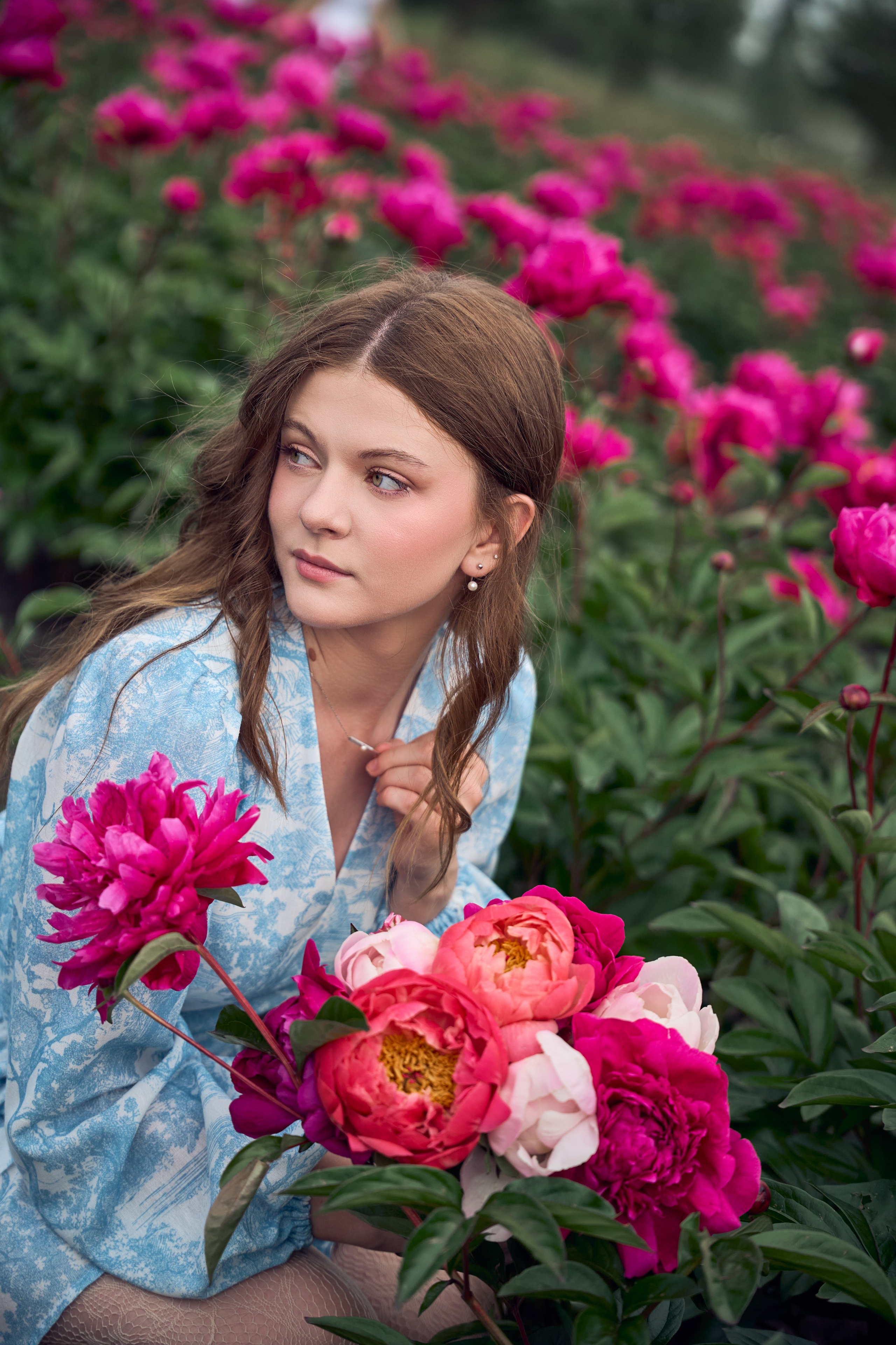 Сімейна фотосесія з піонами у Добропарку. Family photographer in Kiev Natalia Shkavron