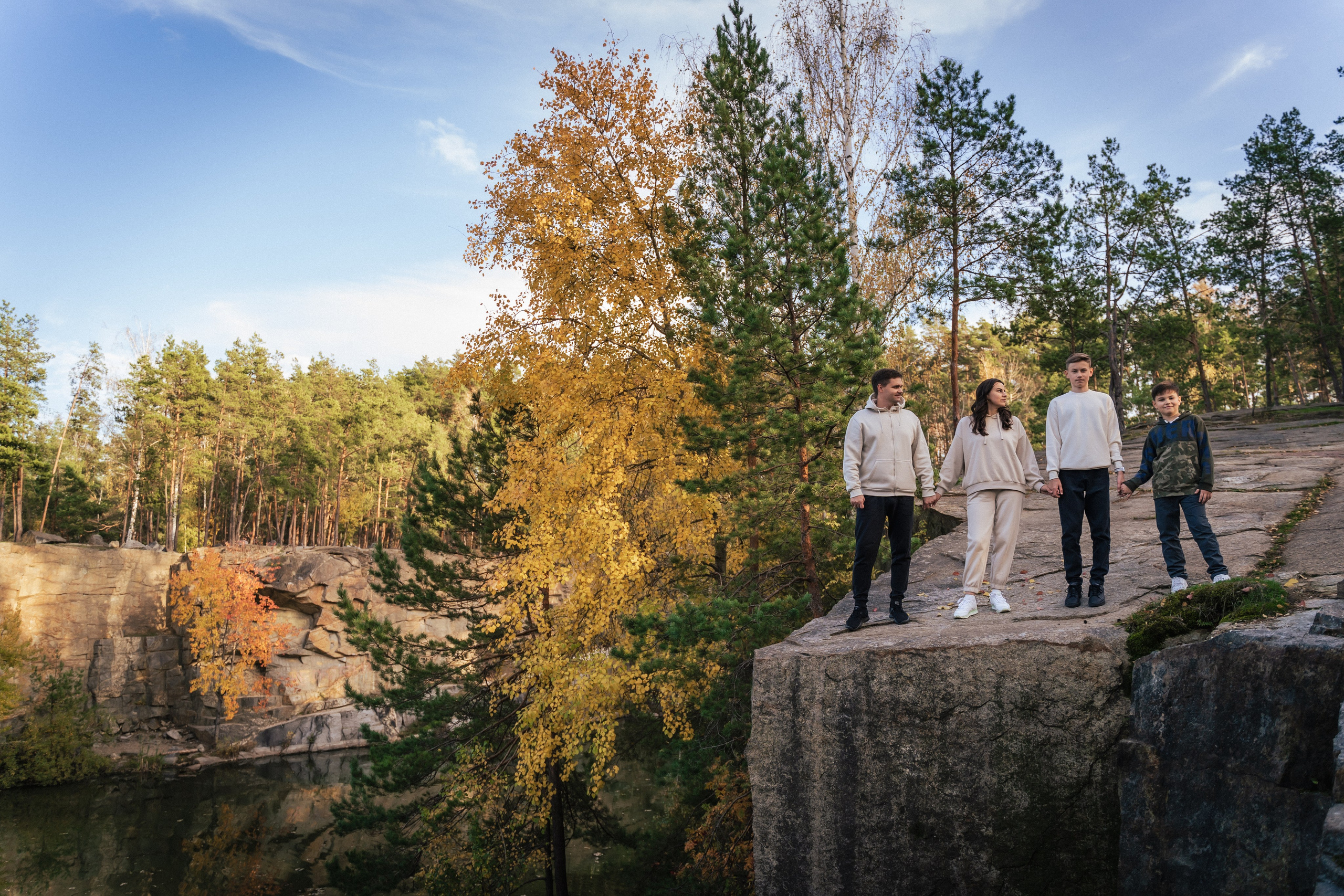 Сімейна фотосесія на природі біля Коростишівського карєру. Сімейний фотограф Київ Наталія Шкаврон