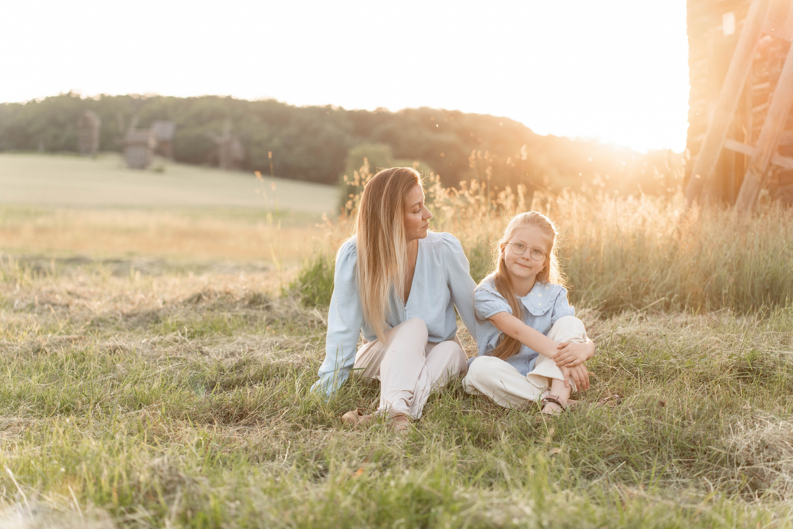 Сімейна фотосесія в Пирогово мами з двома донями. Сімейний фотограф Київ Наталія Шкаврон