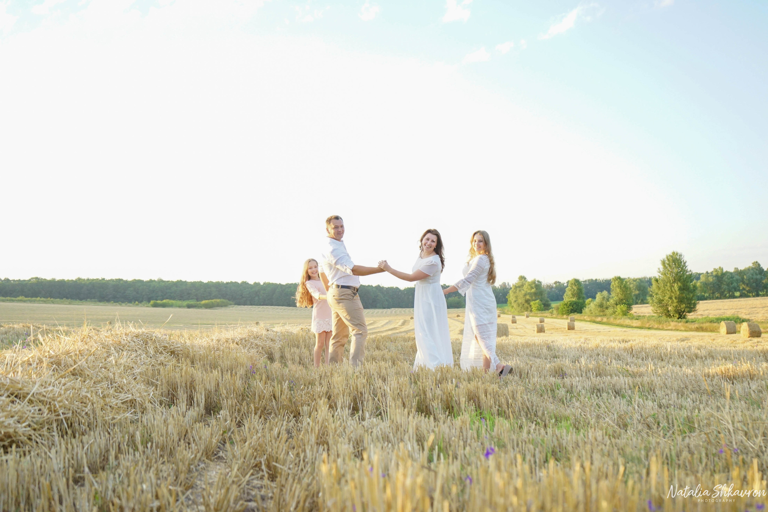 Сімейна фотосесія в полі з рулонами соломи. Сімейний фотограф Київ Наталія Шкаврон