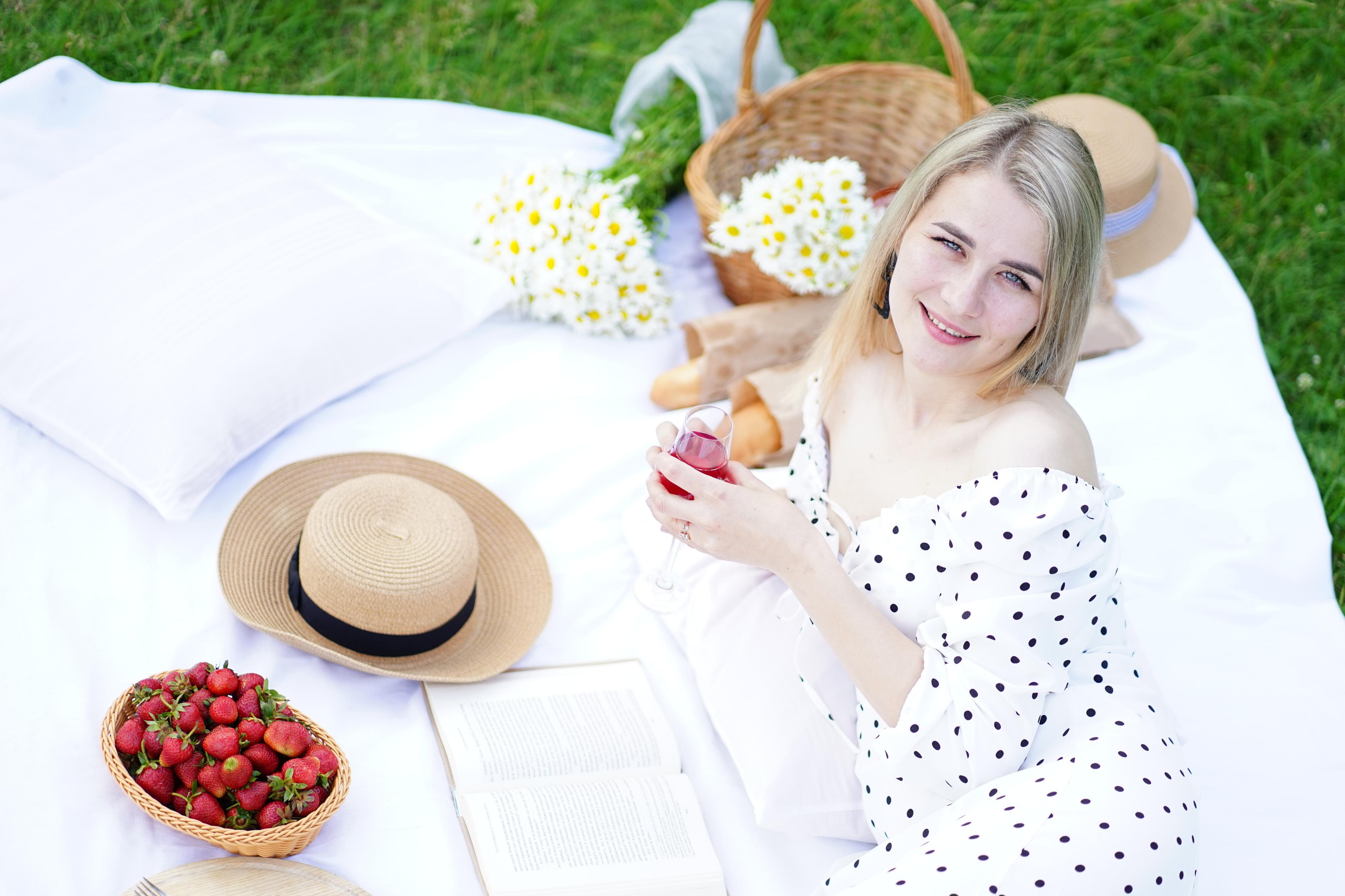 Фотосесія з полуницею. Family photographer in Kiev Natalia Shkavron