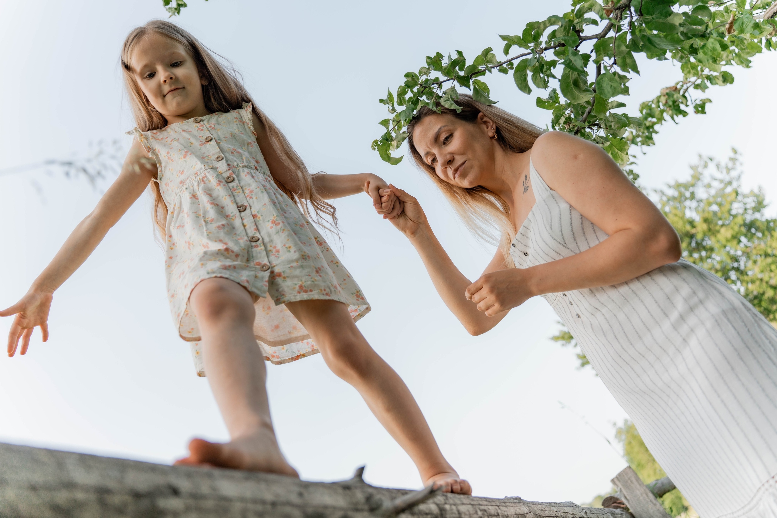 Сімейна фотосесія в Пирогово мами з двома донями. Сімейний фотограф Київ Наталія Шкаврон