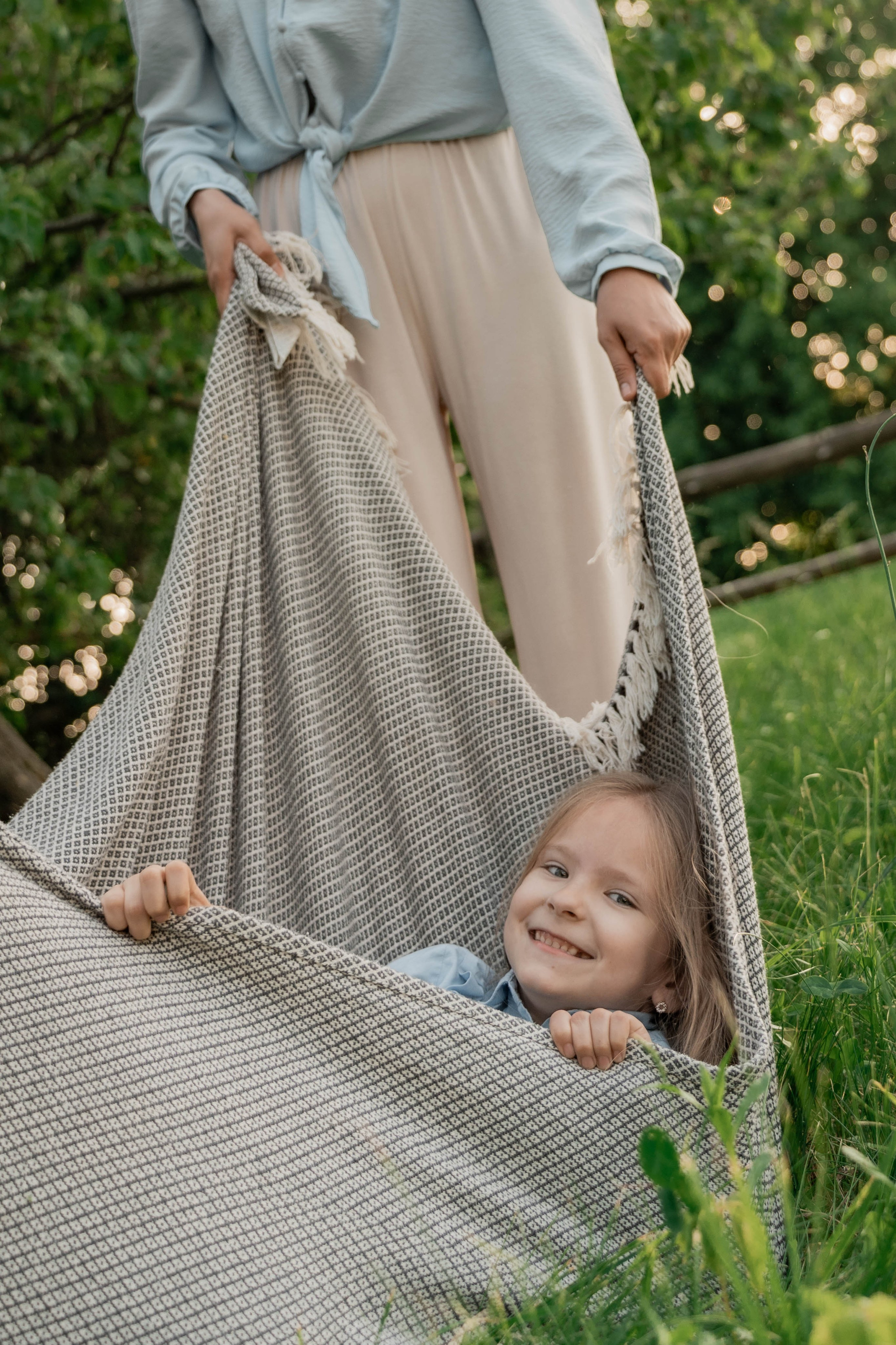 Сімейна фотосесія в Пирогово мами з двома донями. Сімейний фотограф Київ Наталія Шкаврон