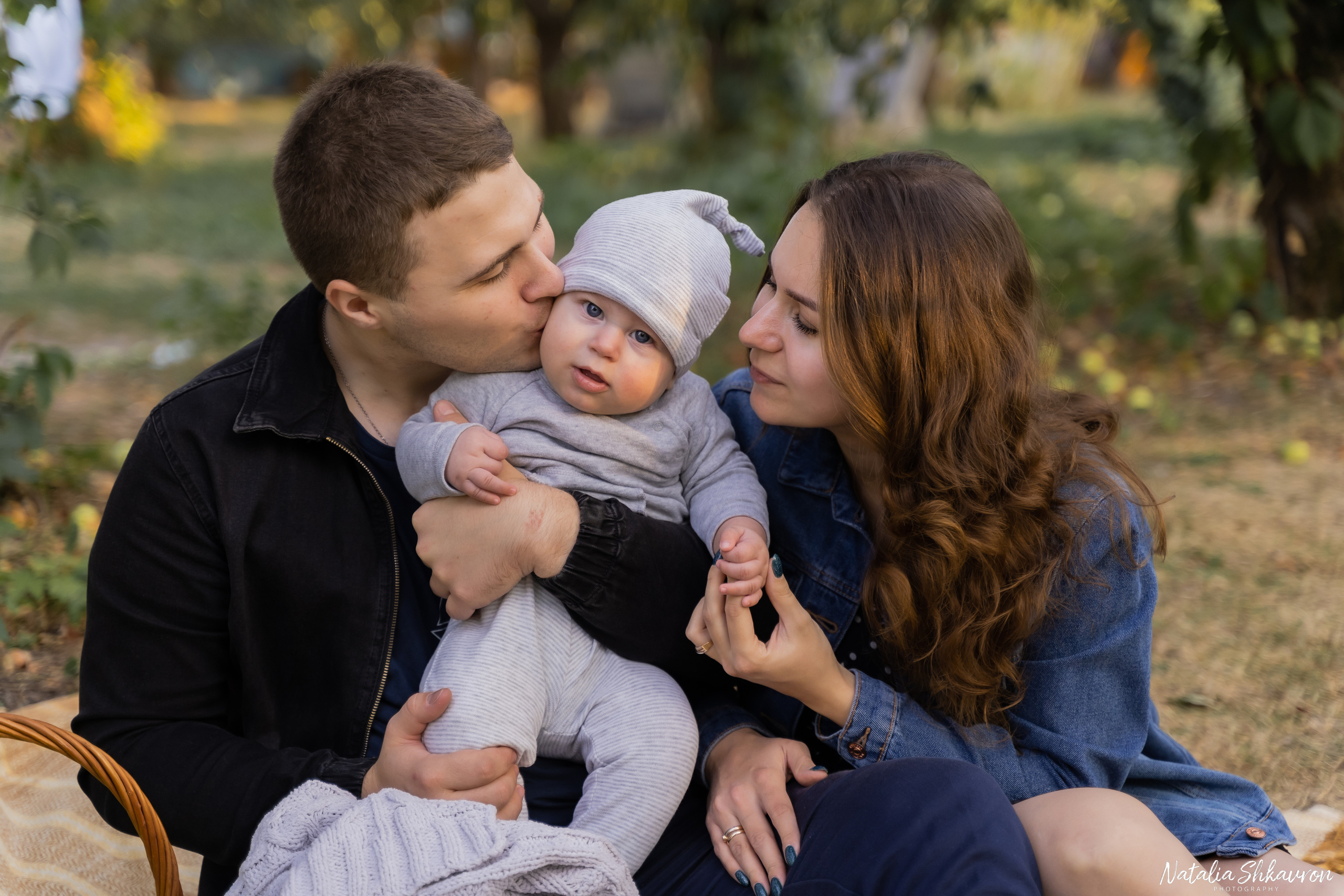 Сімейна фотосесія в яблуневому саду. Сімейний фотограф Київ Наталія Шкаврон