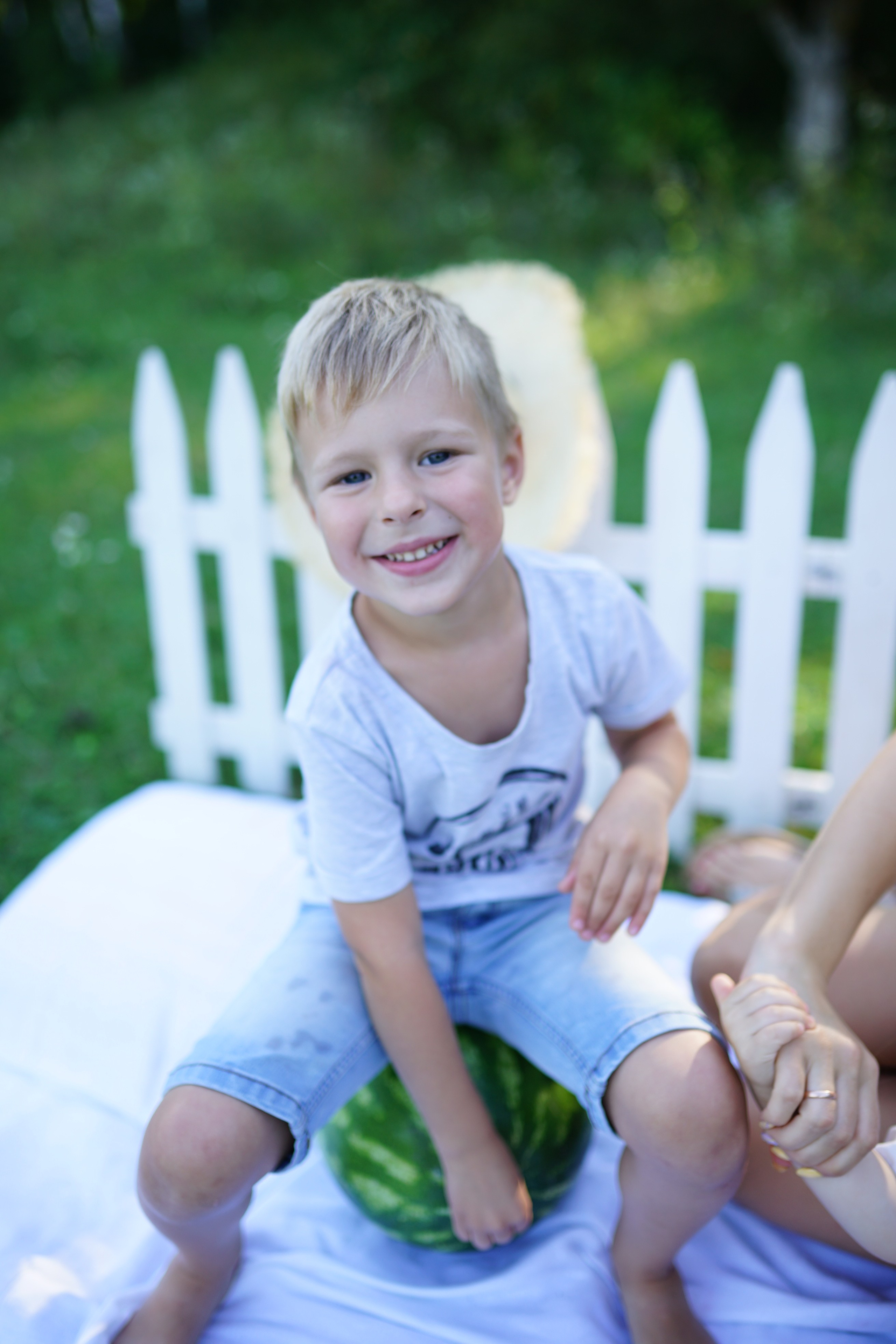 Сімейна фотосесія з кавунами. Family photographer in Kiev Natalia Shkavron