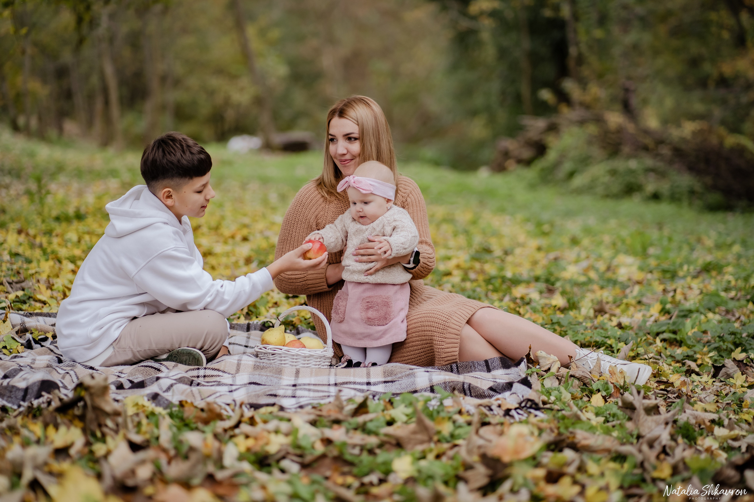 Сімейна фотосесія восени біля води. Family photographer in Kiev Natalia Shkavron