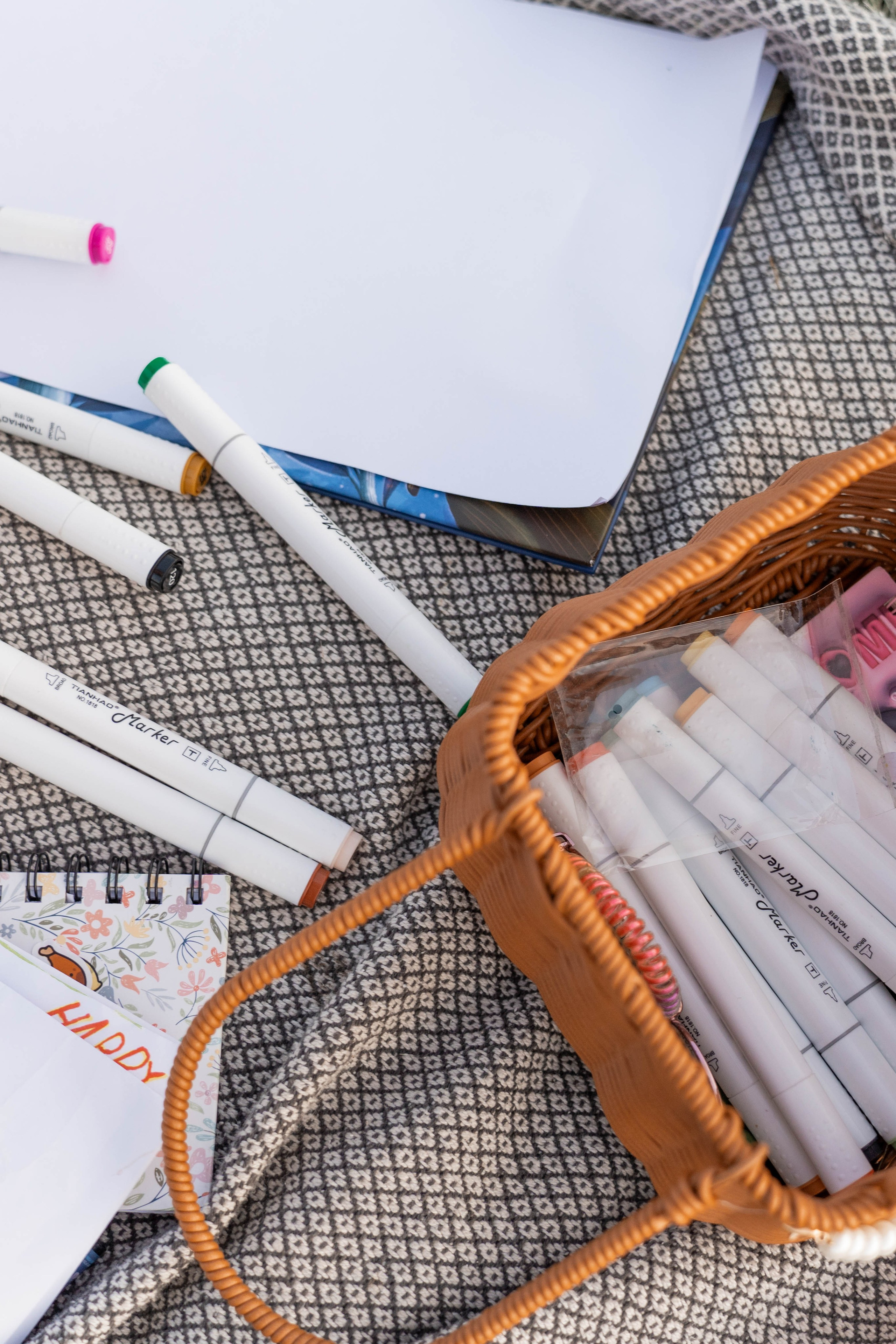 Сімейна фотосесія в Пирогово мами з двома донями. Сімейний фотограф Київ Наталія Шкаврон