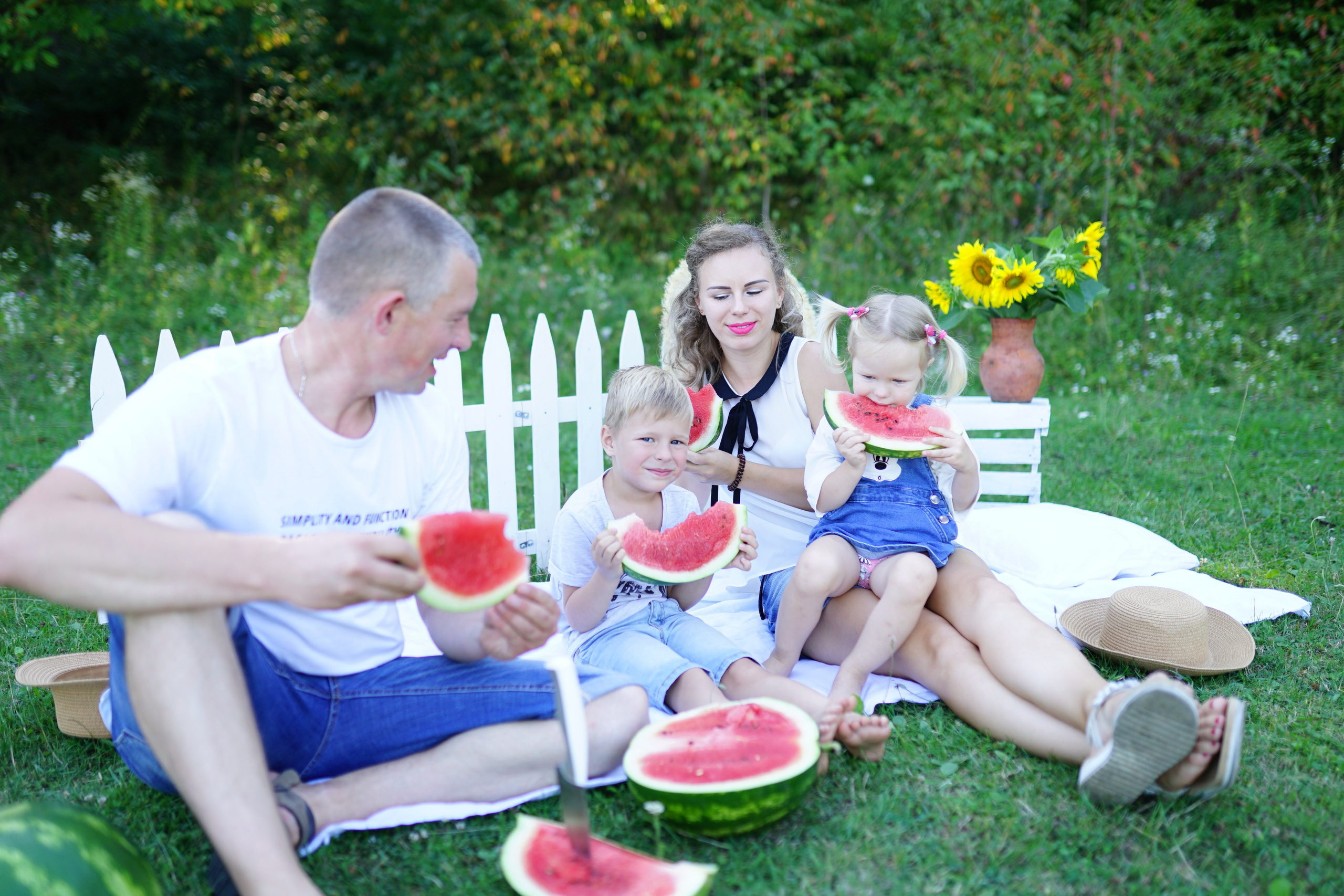 Сімейна фотосесія з кавунами. Family photographer in Kiev Natalia Shkavron