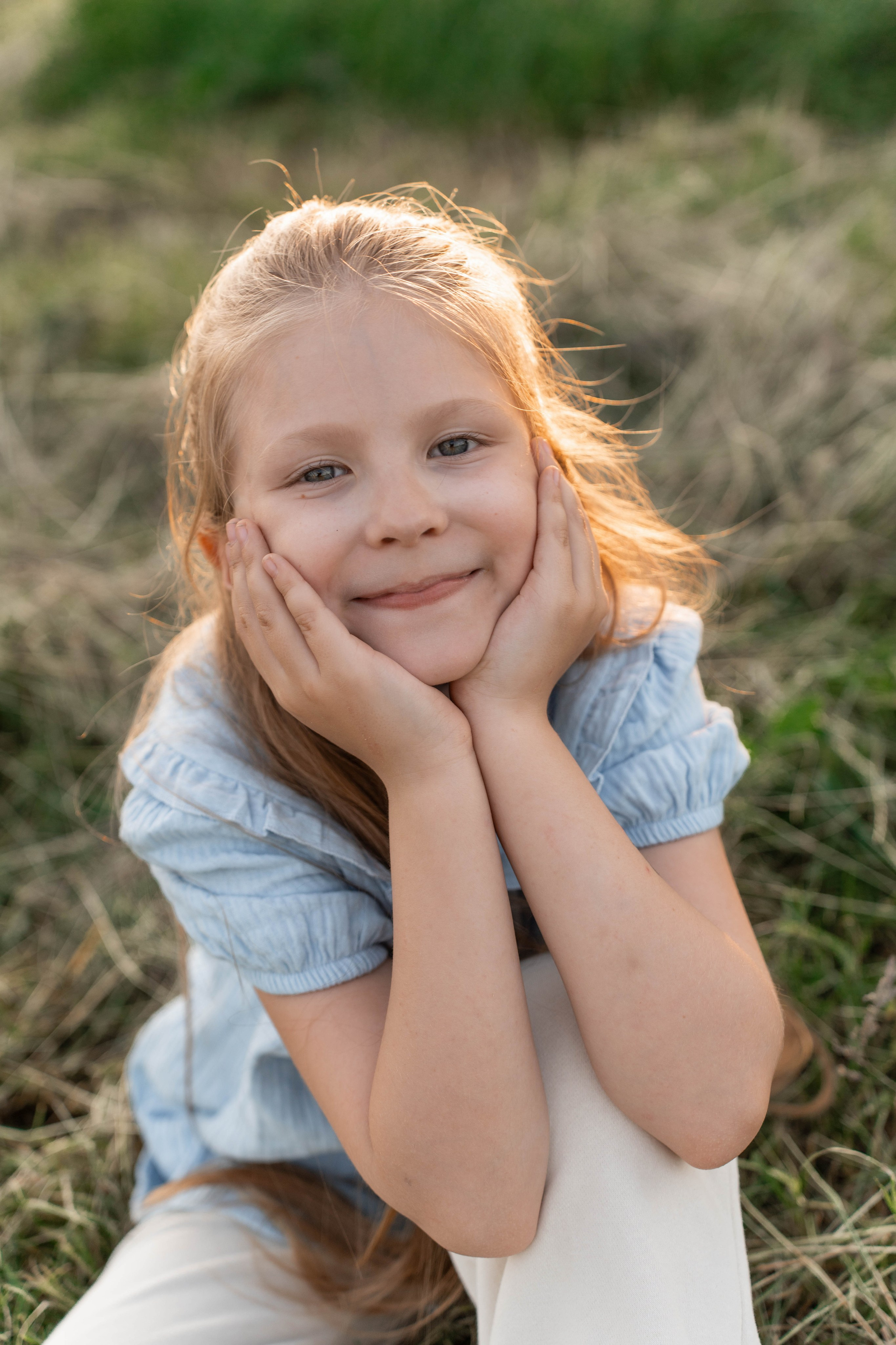 Сімейна фотосесія в Пирогово мами з двома донями. Сімейний фотограф Київ Наталія Шкаврон