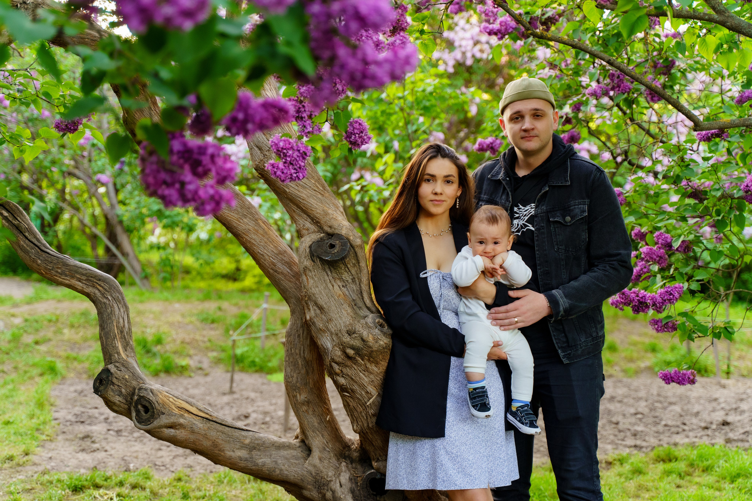 Сімейна фотосесія в бузку Київ. Сімейний фотограф Київ Наталія Шкаврон