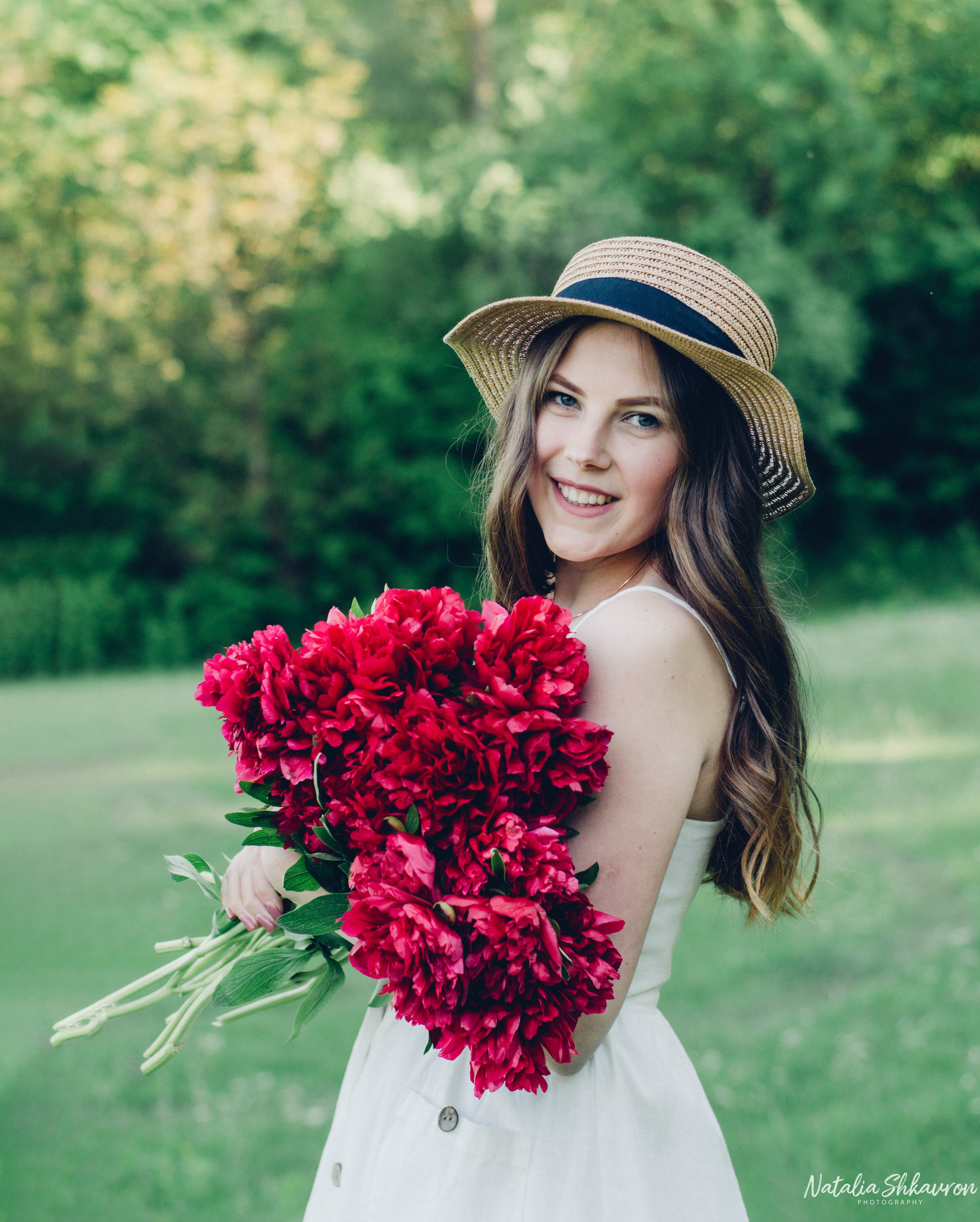 фотосессия в пионах киев, фотосесія в піонах, фотосессия с пионами на природе, фото с пионами девушка,фотосесія в піонах київ, фотограф київ, індивідуальна фотосесія влітку,