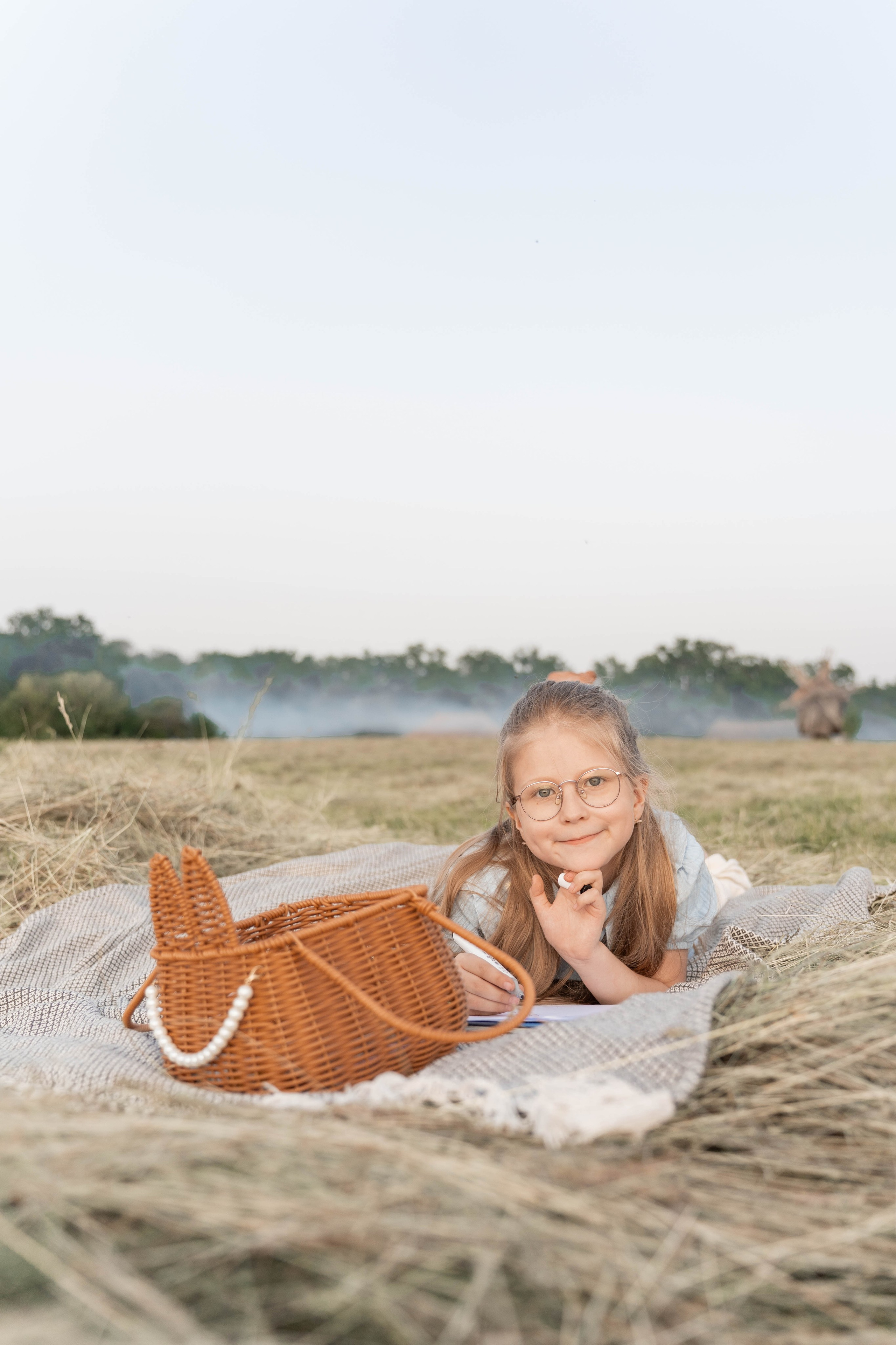 Сімейна фотосесія в Пирогово мами з двома донями. Сімейний фотограф Київ Наталія Шкаврон
